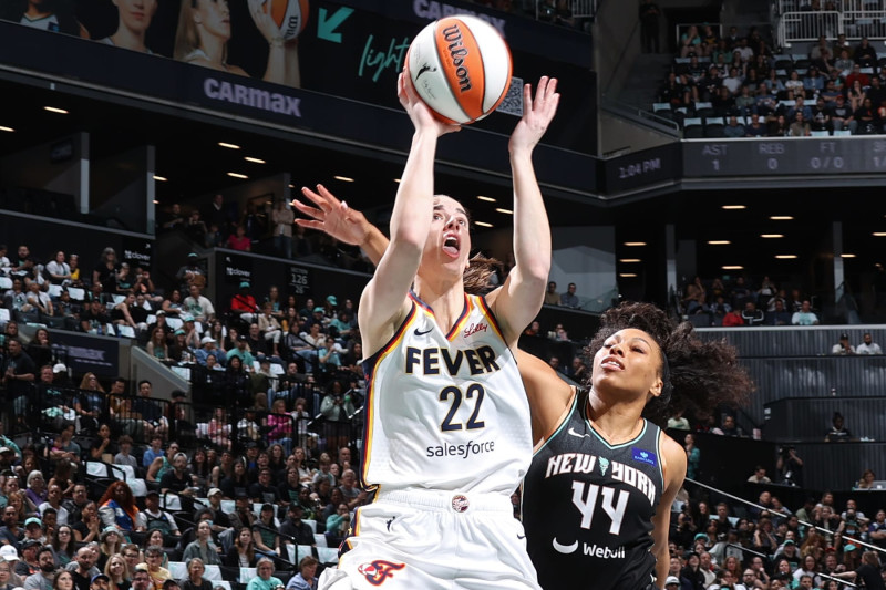 BROOKLYN, NY - MAY 18: Caitlin Clark #22 of the Indiana Fever drives to the basket during the game against the New York Liberty on May 18, 2024 at Barclays Center in Brooklyn, New York. NOTE TO USER: User expressly acknowledges and agrees that, by downloading and or using this Photograph, user is consenting to the terms and conditions of the Getty Images License Agreement. Mandatory Copyright Notice: Copyright 2024 NBAE (Photo by Stephen Gosling/NBAE via Getty Images)