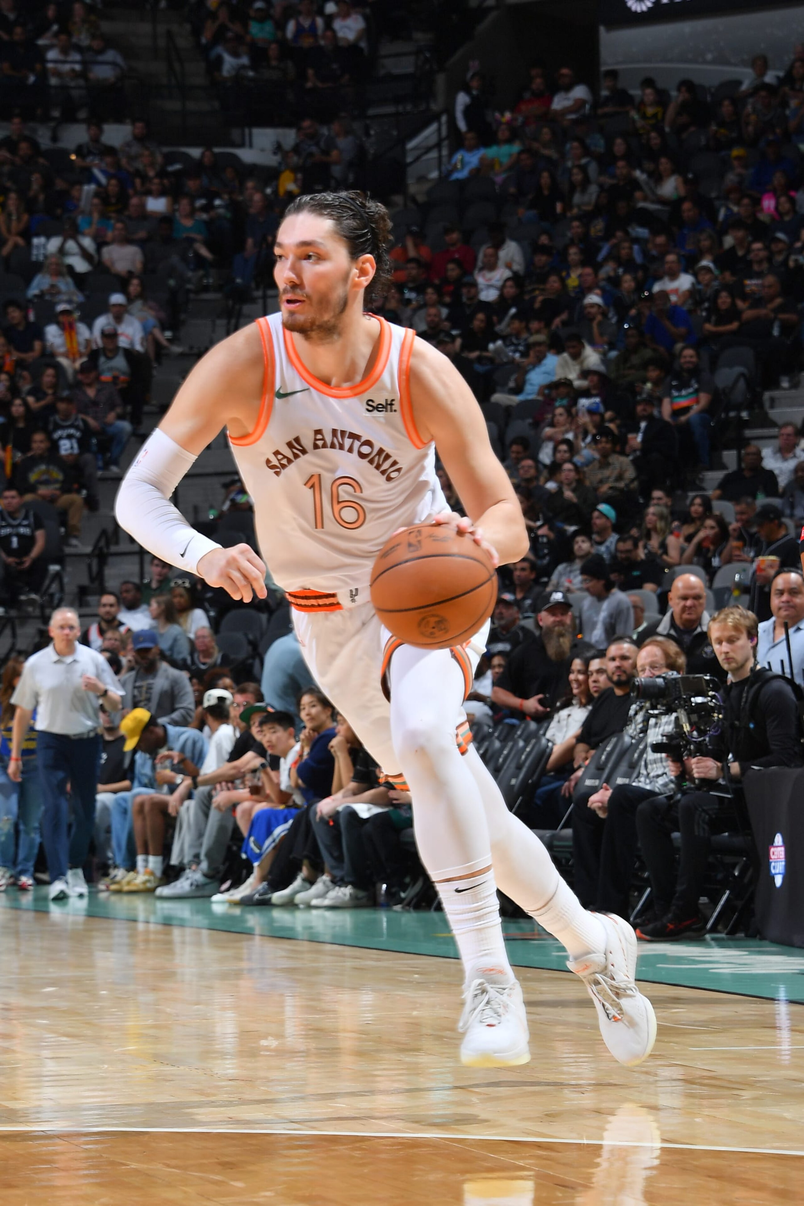 SAN ANTONIO, TX - MARCH 31: Cedi Osman #16 of the San Antonio Spurs dribbles the ball during the game against the Golden State Warriors on March 31, 2024 at the Frost Bank Center in San Antonio, Texas. NOTE TO USER: User expressly acknowledges and agrees that, by downloading and or using this photograph, user is consenting to the terms and conditions of the Getty Images License Agreement. Mandatory Copyright Notice: Copyright 2024 NBAE (Photos by Michael Gonzales/NBAE via Getty Images)