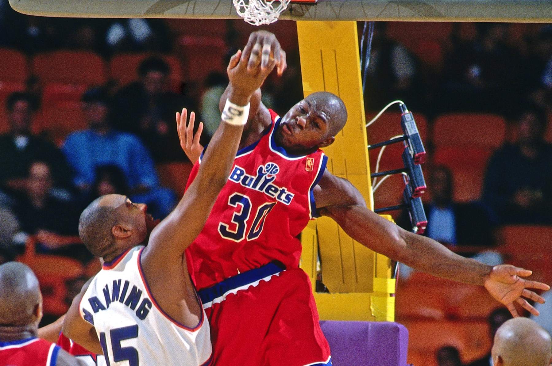 Shaquille O’Neal 1997 NBA HOOPS Fleer/Skybox card #215. LA Lakers