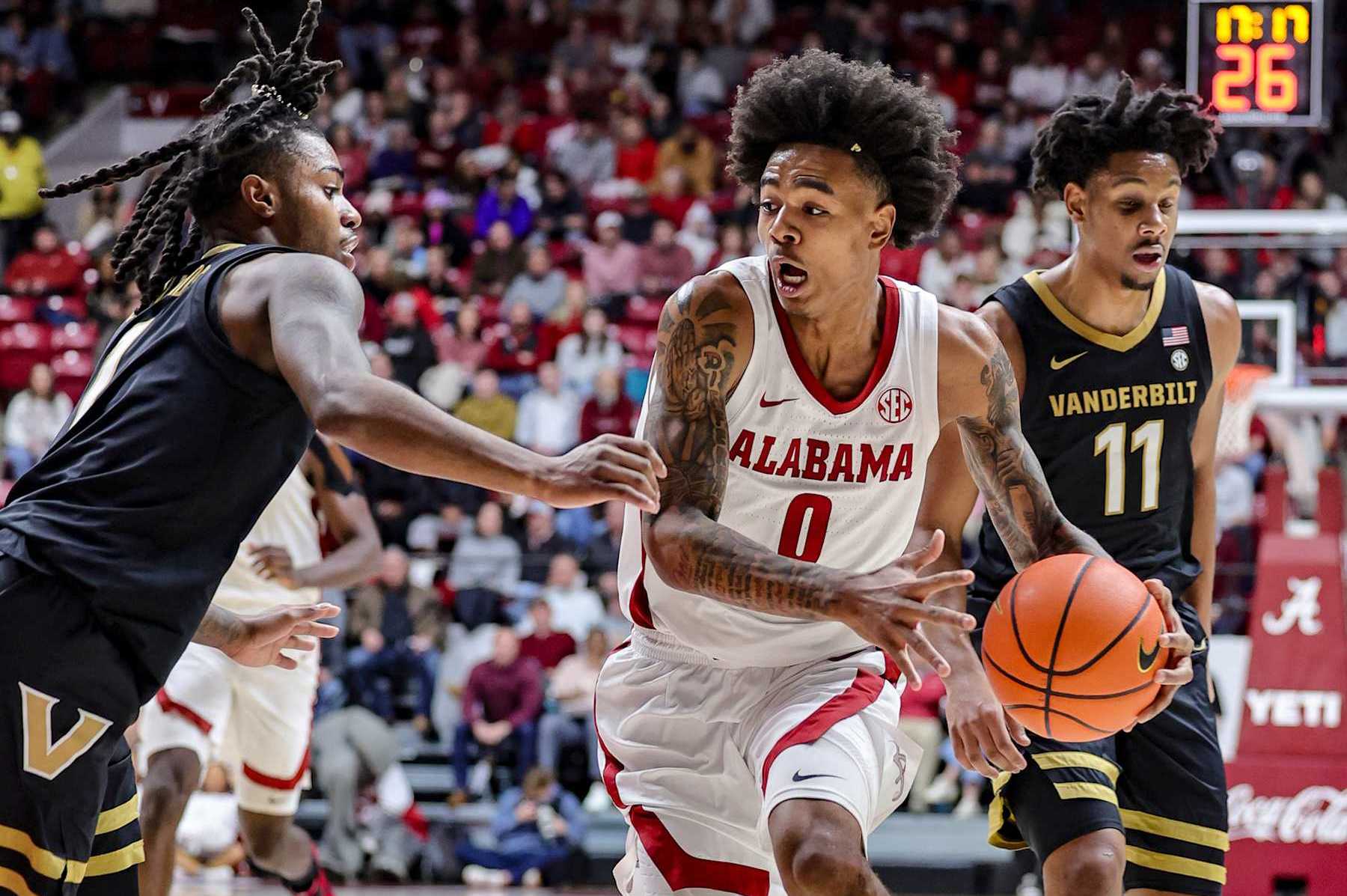 TUSCALOOSA, ALABAMA - JANUARY 21: Labaron Philon #0 of the Alabama Crimson Tide drives to the basket during the second half against Jason Edwards #1 of the Vanderbilt Commodores at Coleman Coliseum on January 21, 2025 in Tuscaloosa, Alabama. (Photo by Brandon Sumrall/Getty Images)