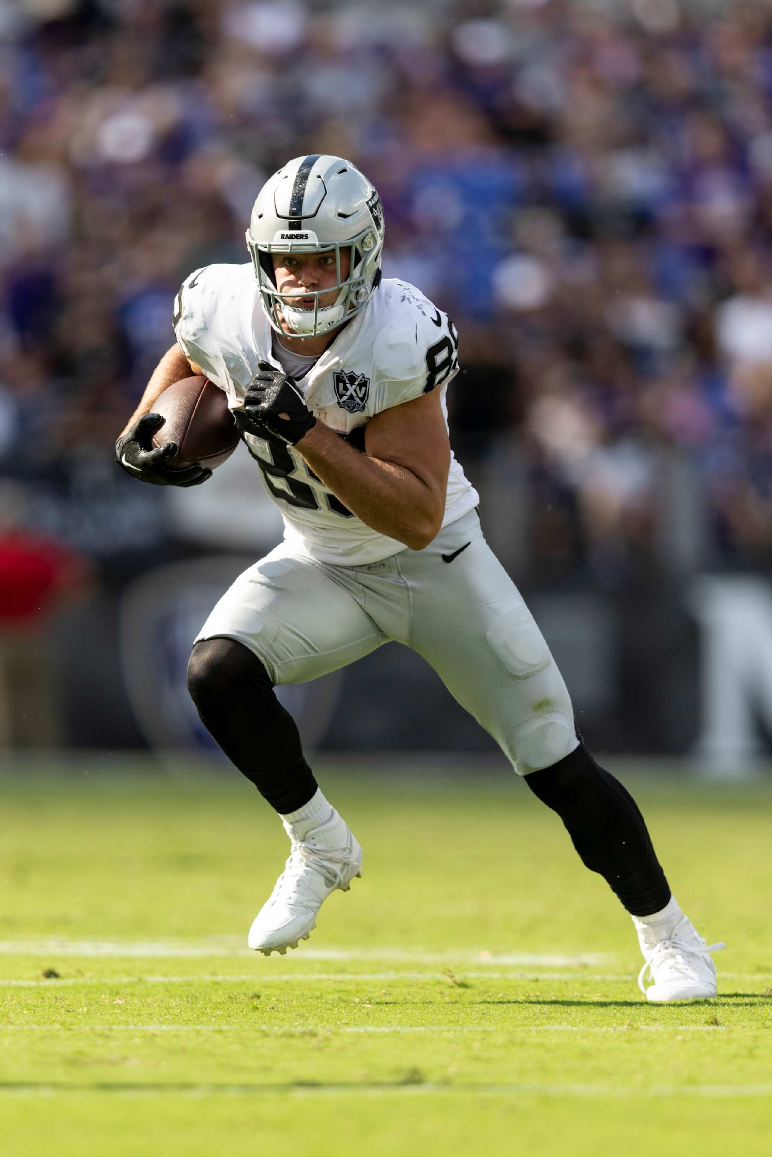 BALTIMORE, MARYLAND - SEPTEMBER 15: Brock Bowers #89 of the Las Vegas Raiders completes a pass and runs with the ball during an NFL football game between the Baltimore Ravens and the Las Vegas Raiders at M&T Bank Stadium on September 15, 2024 in Baltimore, Maryland. (Photo by Michael Owens/Getty Images) BALTIMORE, MARYLAND - SEPTEMBER 15: Brock Bowers #89 of the Las Vegas Raiders completes a pass and runs with the ball during an NFL football game between the Baltimore Ravens and the Las Vegas Raiders at M&T Bank Stadium on September 15, 2024 in Baltimore, Maryland. (Photo by Michael Owens/Getty Images)