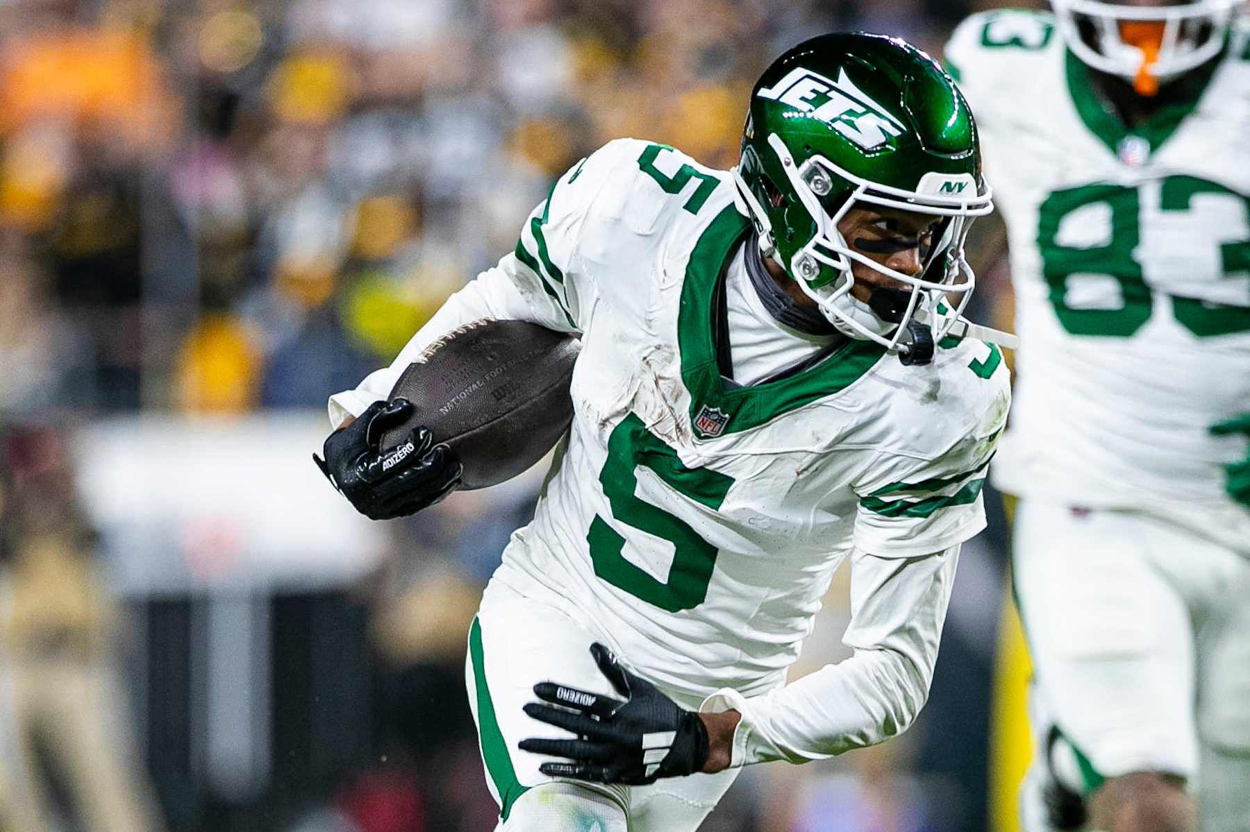PITTSBURGH, PA - OCTOBER 20: New York Jets wide receiver Garrett Wilson (5) runs with the ball during the regular season NFL football game between the New York Jets and Pittsburgh Steelers on October 20, 2024 at Acrisure Stadium in Pittsburgh, PA. (Photo by Mark Alberti/Icon Sportswire via Getty Images)