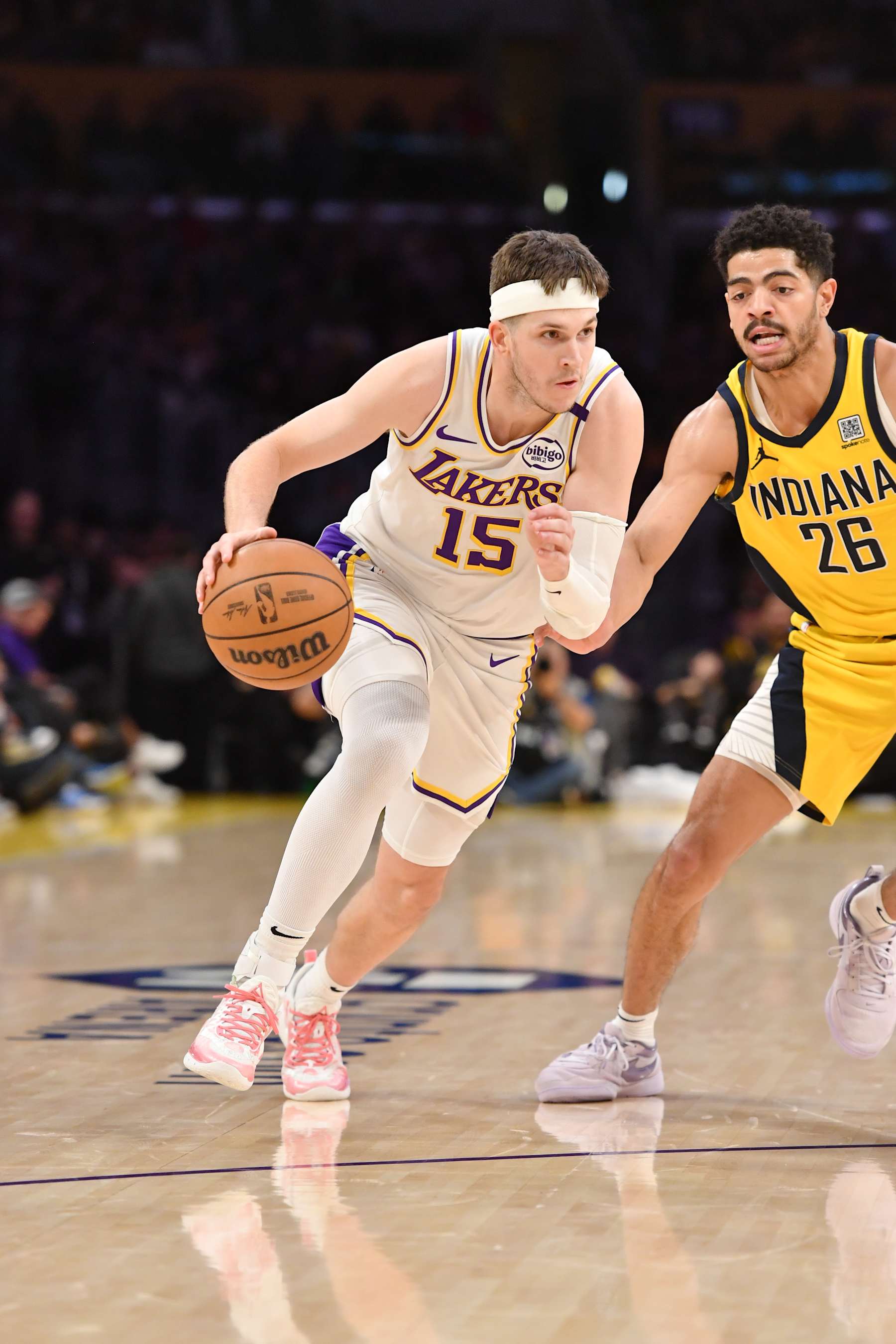 LOS ANGELES, CA - 8 de fevereiro: Austin Reaves #15 do Los Angeles Lakers dirige para a cesta durante o jogo contra o Indiana Pacers em 8 de fevereiro de 2025 na Crypto.com Arena em Los Angeles, Califórnia. Nota ao usuário: o usuário reconhece expressamente e concorda que, ao baixar e/ou usar esta fotografia, o usuário está consentindo com os termos e condições do contrato de licença de imagens Getty. Aviso obrigatório de direitos autorais: Copyright 2025 NBAE (foto de Juan Ocampo/NBAE via Getty Images)
