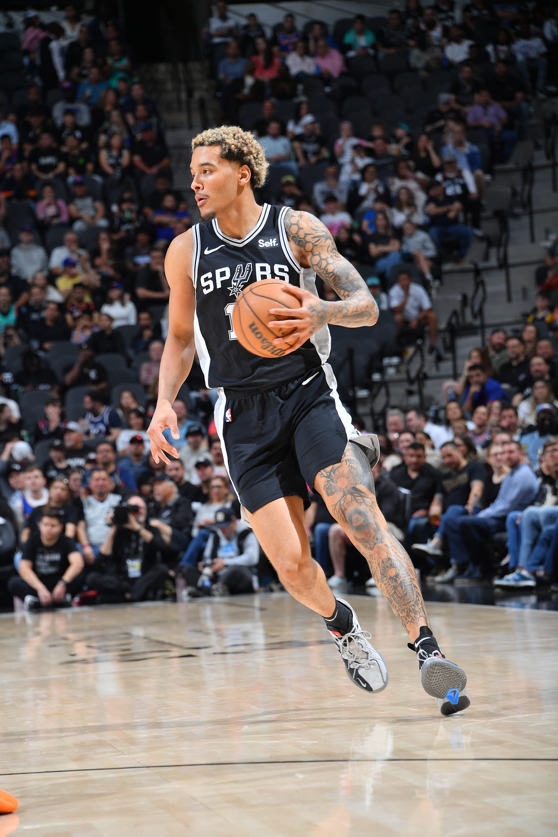 SAN ANTONIO, TX - MARCH 29: Jeremy Sochan #10 of the San Antonio Spurs handles the ball during the game against the New York Knicks on March 29, 2024 at the Frost Bank Center in San Antonio, Texas. NOTE TO USER: User expressly acknowledges and agrees that, by downloading and or using this photograph, user is consenting to the terms and conditions of the Getty Images License Agreement. Mandatory Copyright Notice: Copyright 2024 NBAE (Photos by Michael Gonzales/NBAE via Getty Images)