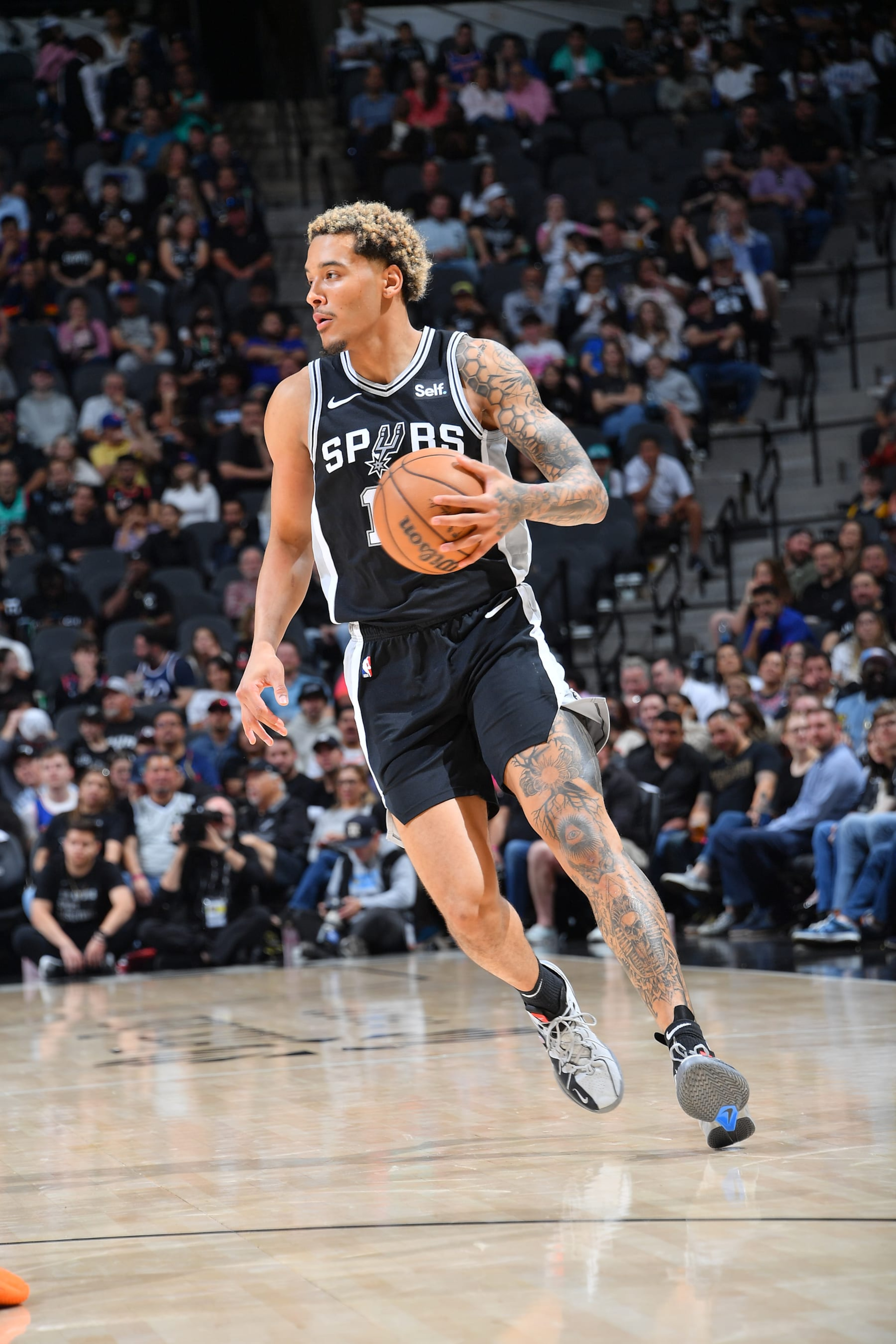 SAN ANTONIO, TX - MARCH 29: Jeremy Sochan #10 of the San Antonio Spurs handles the ball during the game against the New York Knicks on March 29, 2024 at the Frost Bank Center in San Antonio, Texas. NOTE TO USER: User expressly acknowledges and agrees that, by downloading and or using this photograph, user is consenting to the terms and conditions of the Getty Images License Agreement. Mandatory Copyright Notice: Copyright 2024 NBAE (Photos by Michael Gonzales/NBAE via Getty Images)