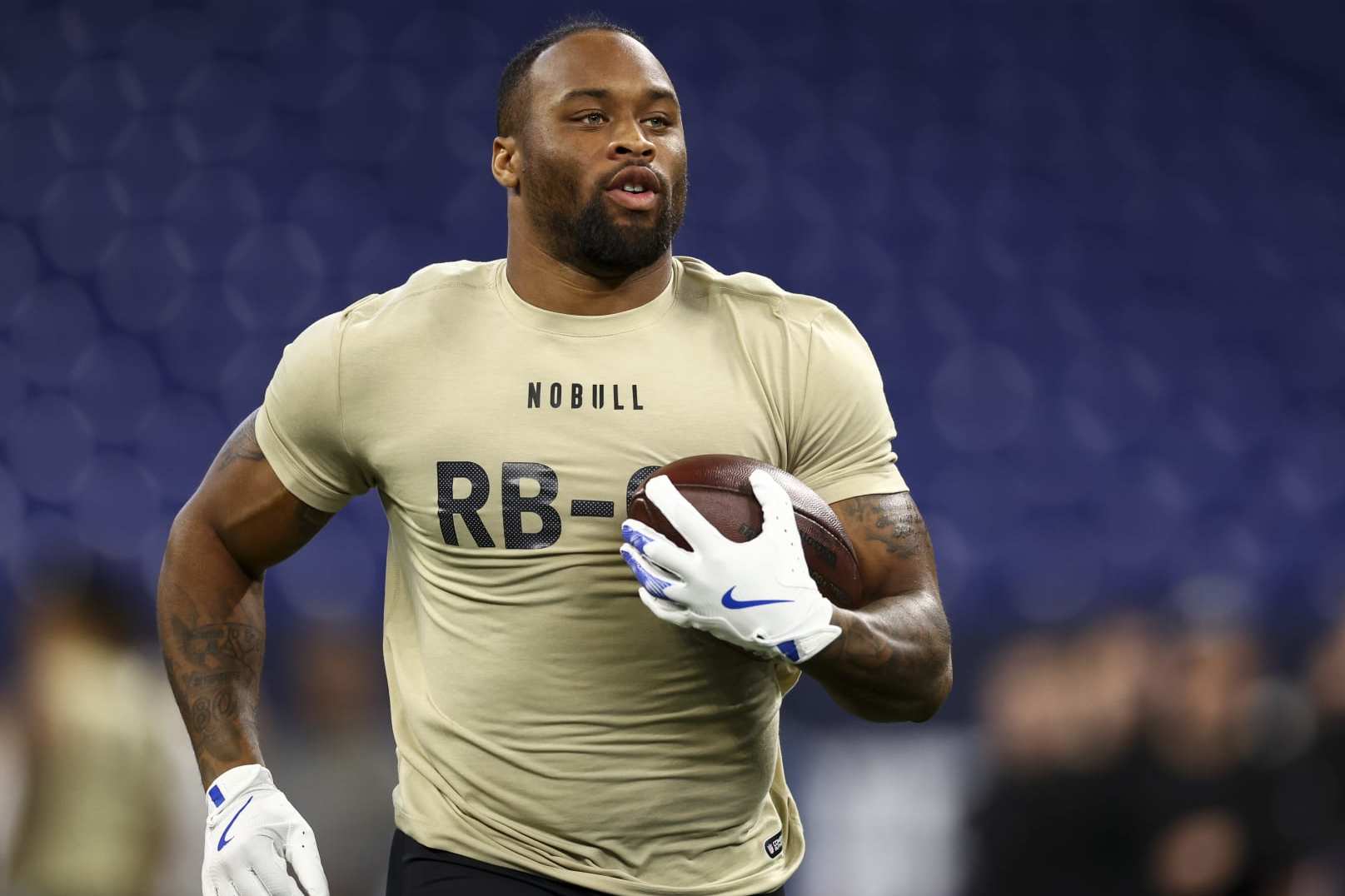 INDIANAPOLIS, INDIANA - MARCH 2: Ray Davis #RB08 of Kentucky participates in a drill during the NFL Combine at the Lucas Oil Stadium on March 2, 2024 in Indianapolis, Indiana. (Photo by Kevin Sabitus/Getty Images)