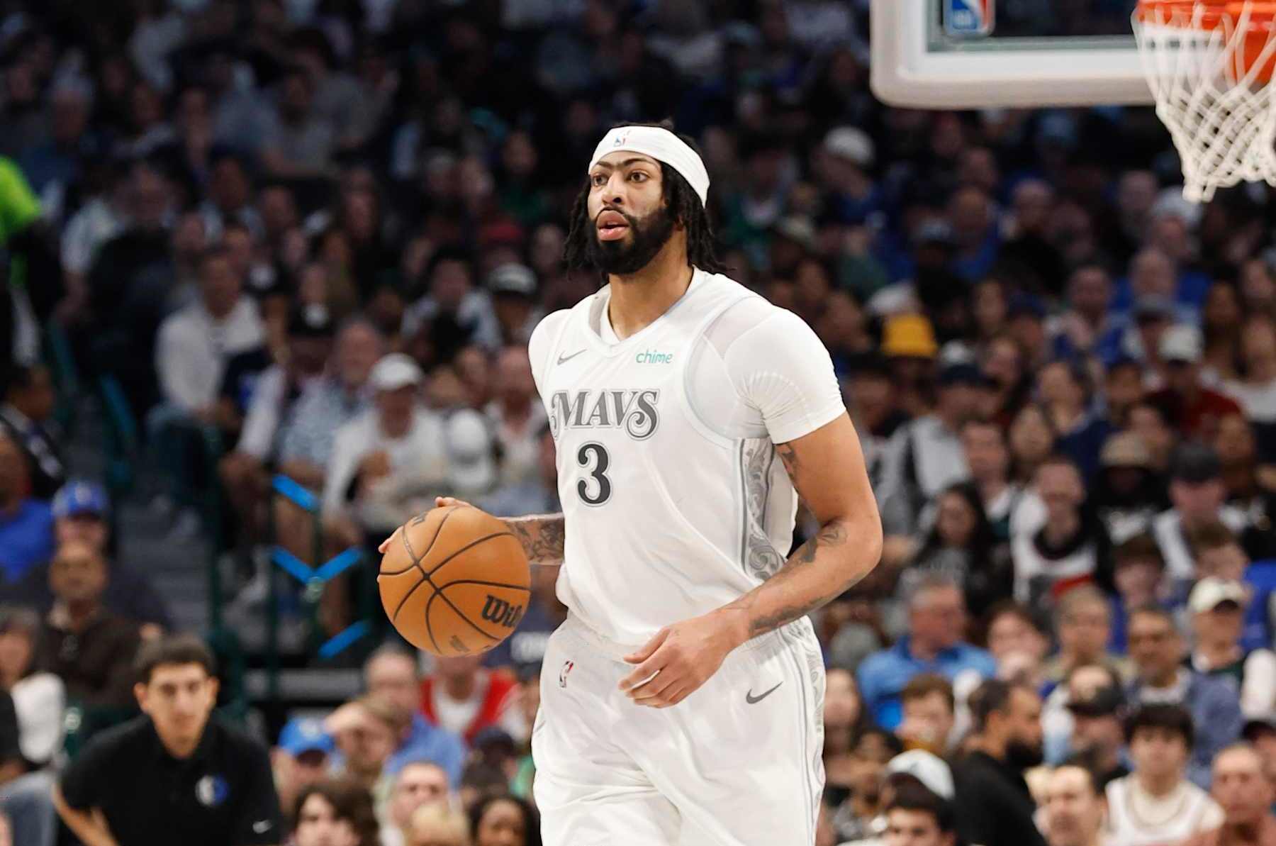 DALLAS, TX - FEBRUARY 8:  Anthony Davis #3 of the Dallas Mavericks dribbles the ball during the game against the Houston Rockets on February 8, 2025 at American Airlines Center in Dallas, Texas. NOTE TO USER: User expressly acknowledges and agrees that, by downloading and or using this photograph, User is consenting to the terms and conditions of the Getty Images License Agreement. Mandatory Copyright Notice: Copyright 2025 NBAE (Photo by Logan Riely/NBAE via Getty Images)