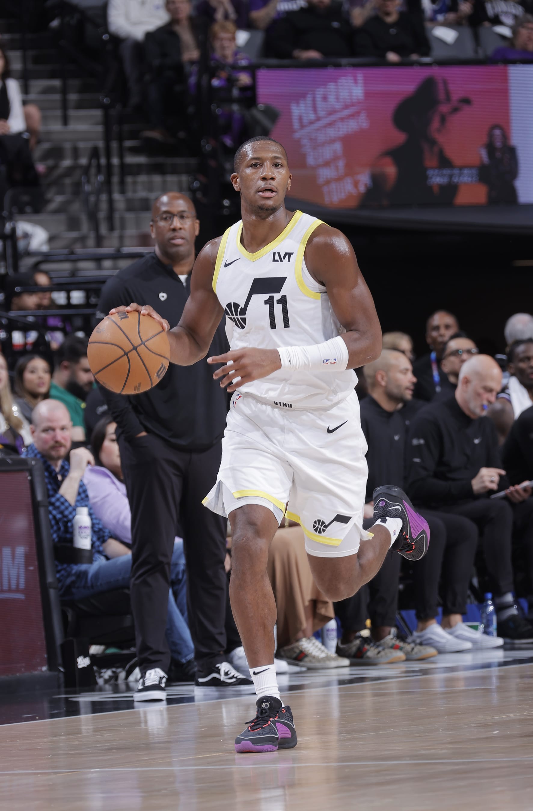 SACRAMENTO, CA - MARCH 31: Kris Dunn #11 of the Utah Jazz brings the ball up the court during the game against the Sacramento Kings on March 31, 2024 at Golden 1 Center in Sacramento, California. NOTE TO USER: User expressly acknowledges and agrees that, by downloading and or using this photograph, User is consenting to the terms and conditions of the Getty Images Agreement. Mandatory Copyright Notice: Copyright 2024 NBAE (Photo by Rocky Widner/NBAE via Getty Images)