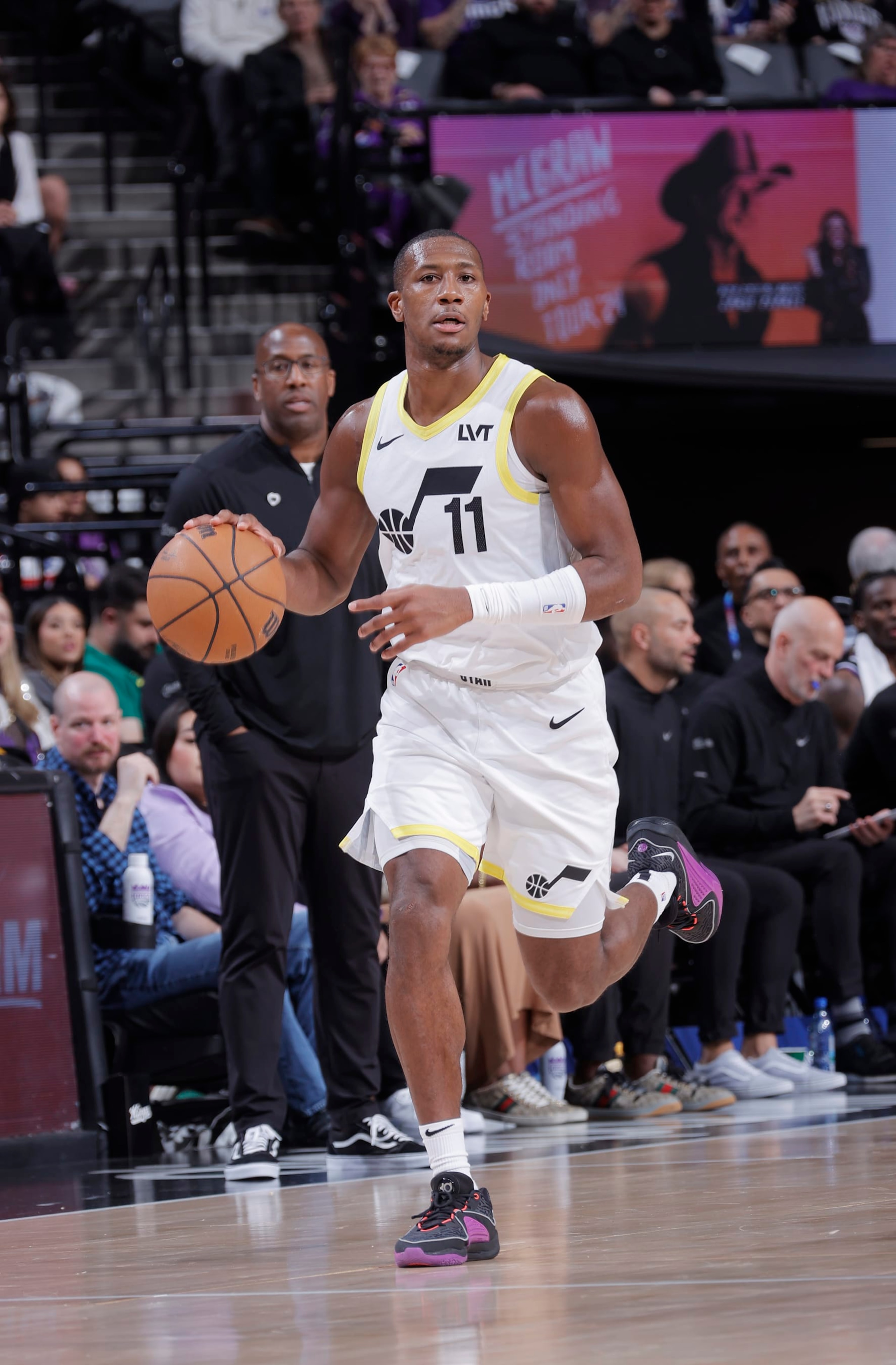 SACRAMENTO, CA - MARCH 31: Kris Dunn #11 of the Utah Jazz brings the ball up the court during the game against the Sacramento Kings on March 31, 2024 at Golden 1 Center in Sacramento, California. NOTE TO USER: User expressly acknowledges and agrees that, by downloading and or using this photograph, User is consenting to the terms and conditions of the Getty Images Agreement. Mandatory Copyright Notice: Copyright 2024 NBAE (Photo by Rocky Widner/NBAE via Getty Images)