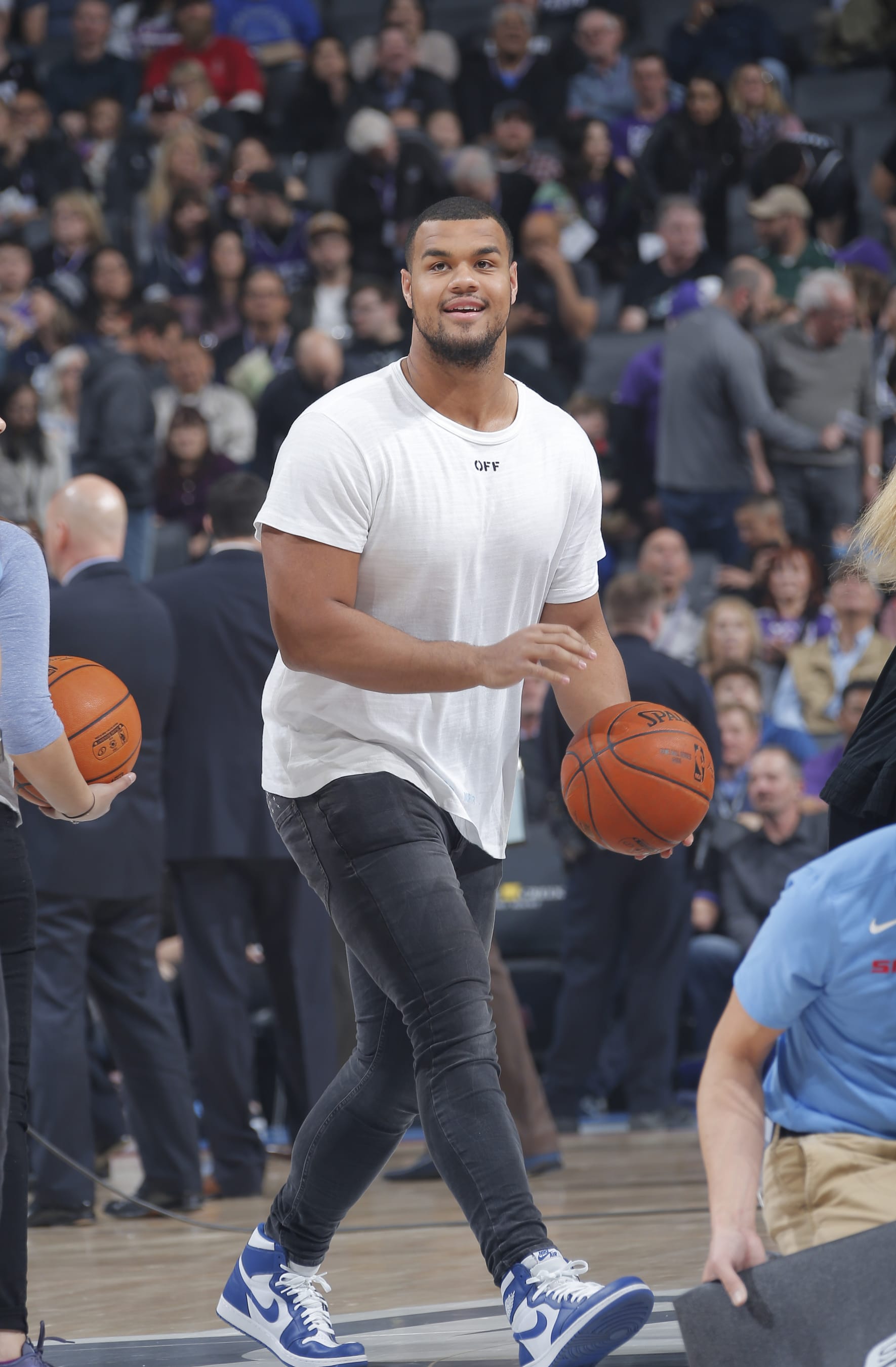 SACRAMENTO, CA - MARCH 19: Arik Armstead of the San Francisco 49ers attemps a shot prior to the game between the Detroit Pistons and Sacramento Kings on March 19, 2018 at Golden 1 Center in Sacramento, California. NOTE TO USER: User expressly acknowledges and agrees that, by downloading and or using this photograph, User is consenting to the terms and conditions of the Getty Images Agreement. Mandatory Copyright Notice: Copyright 2018 NBAE (Photo by Rocky Widner/NBAE via Getty Images)
