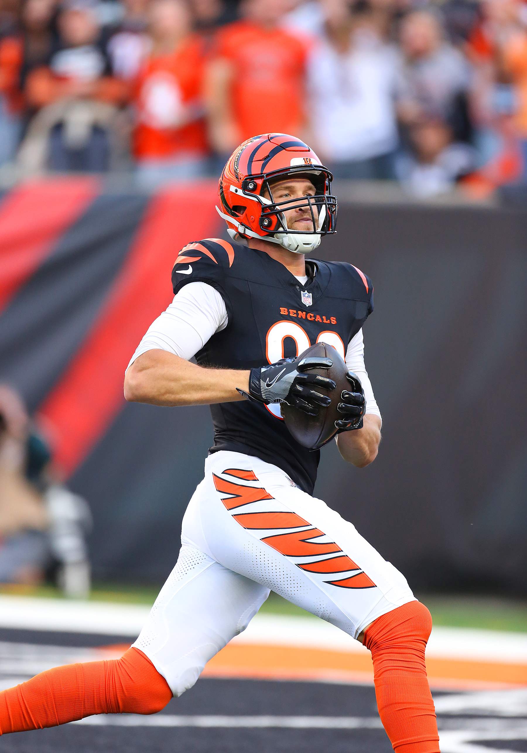 CINCINNATI, OH - NOVEMBER 03 - Cincinnati Bengals tight end Mike Gesicki (88) runs for a touchdown after catching a pass in a game between the Las Vegas Raiders and the Cincinnati Bengals at Paycor Stadium on Sunday, November 3, 2024. (Photo by Jeff Moreland/Icon Sportswire via Getty Images)