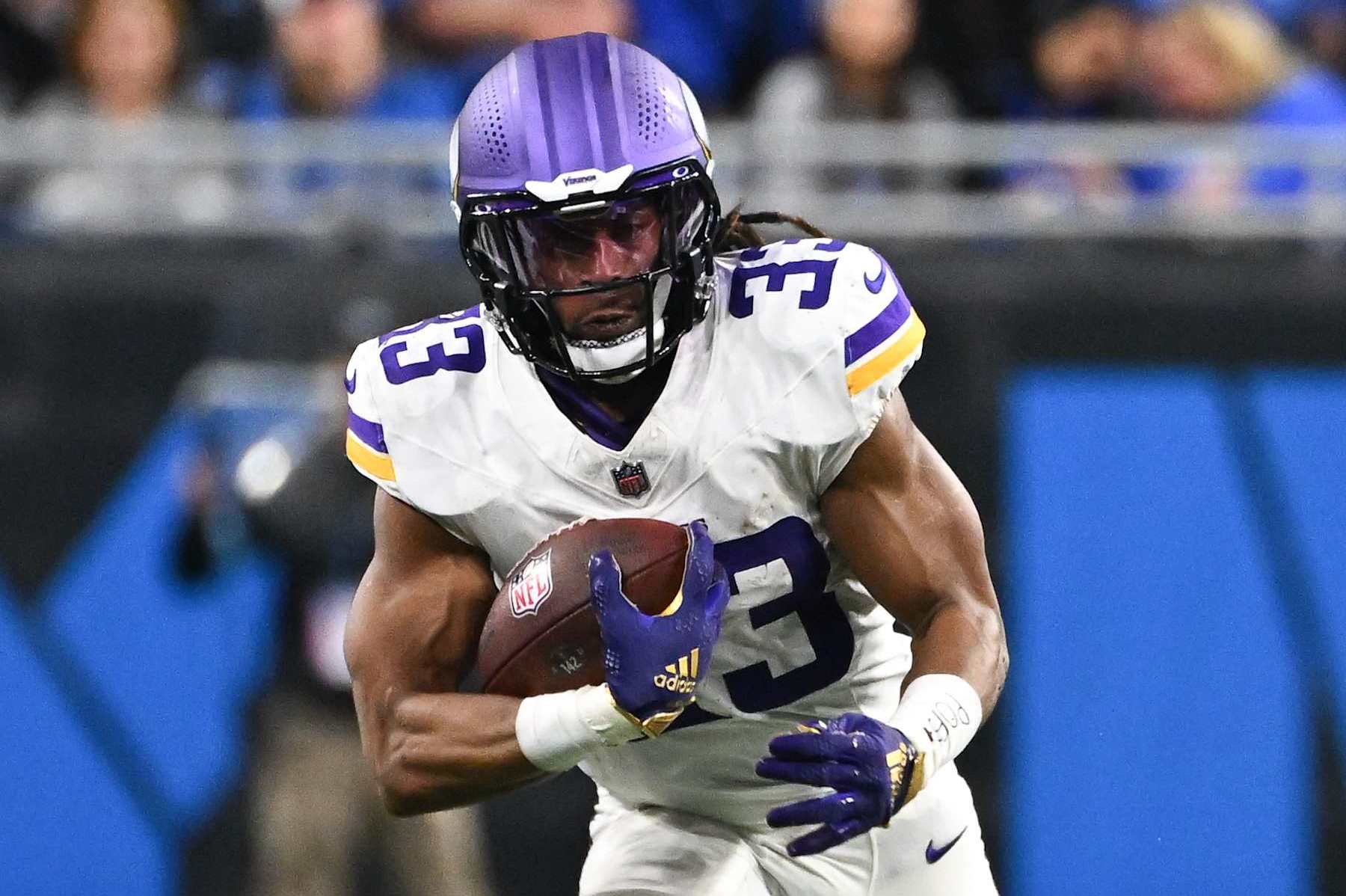 DETROIT, MI - JANUARY 05: Minnesota Vikings running back Aaron Jones (33) runs downfield during the Detroit Lions versus the Minnesota Vikings game on Sunday January 5, 2025 at Ford Field in Detroit, MI. (Photo by Steven King/Icon Sportswire via Getty Images)