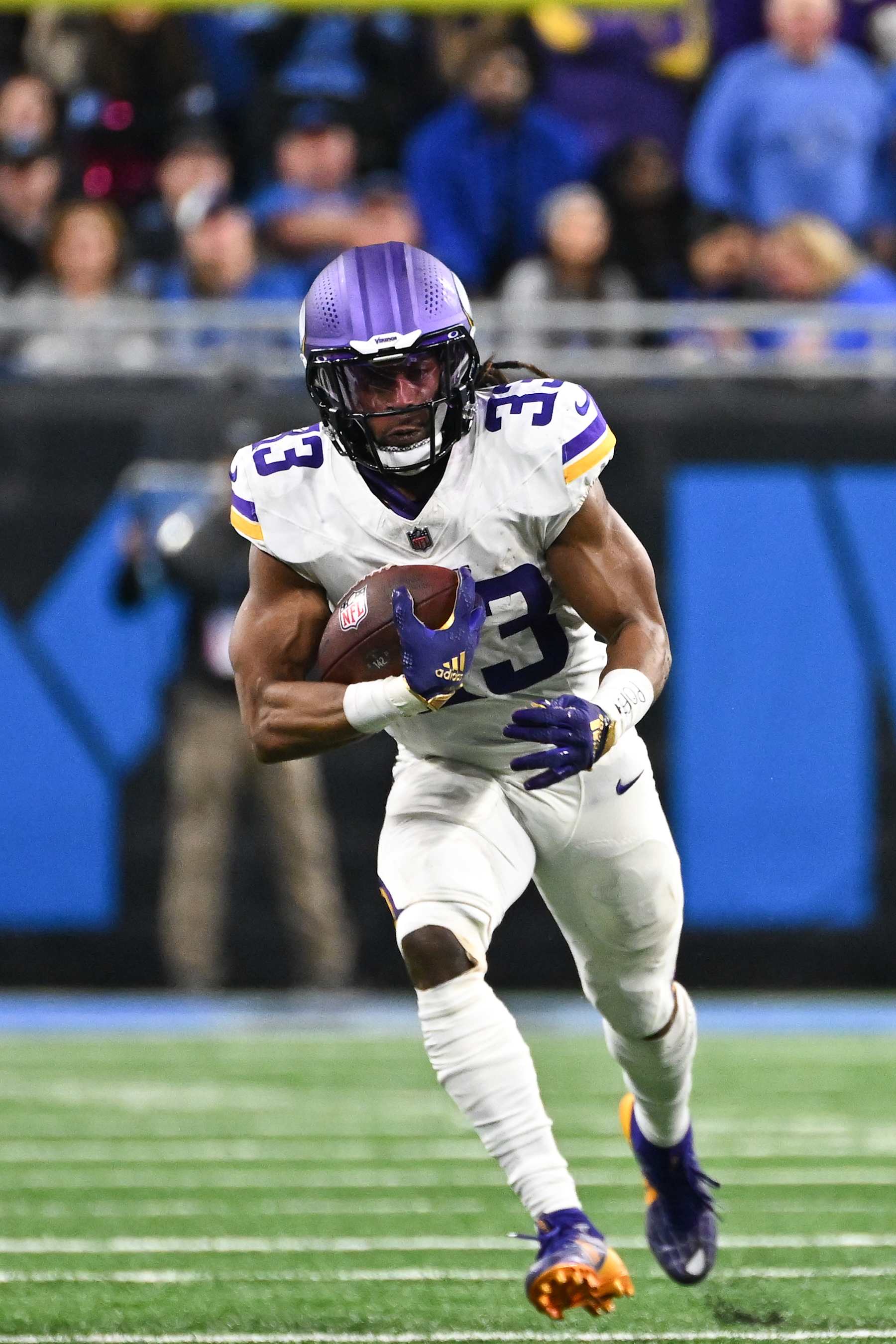 Football Football DETROIT, MI - JANUARY 05: Minnesota Vikings running back Aaron Jones (33) runs downfield during the Detroit Lions versus the Minnesota Vikings game on Sunday January 5, 2025 at Ford Field in Detroit, MI. (Photo by Steven King/Icon Sportswire via Getty Images)