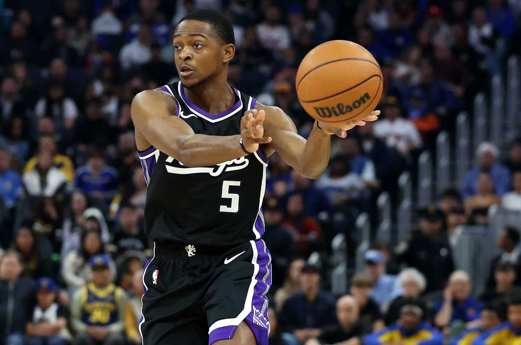 SAN FRANCISCO, CALIFORNIA - OCTOBER 11: De'Aaron Fox #5 of the Sacramento Kings in action against the Golden State Warriors during their preseason game at Chase Center on October 11, 2024 in San Francisco, California. NOTE TO USER: User expressly acknowledges and agrees that, by downloading and/or using this photograph, user is consenting to the terms and conditions of the Getty Images License Agreement.  (Photo by Ezra Shaw/Getty Images)