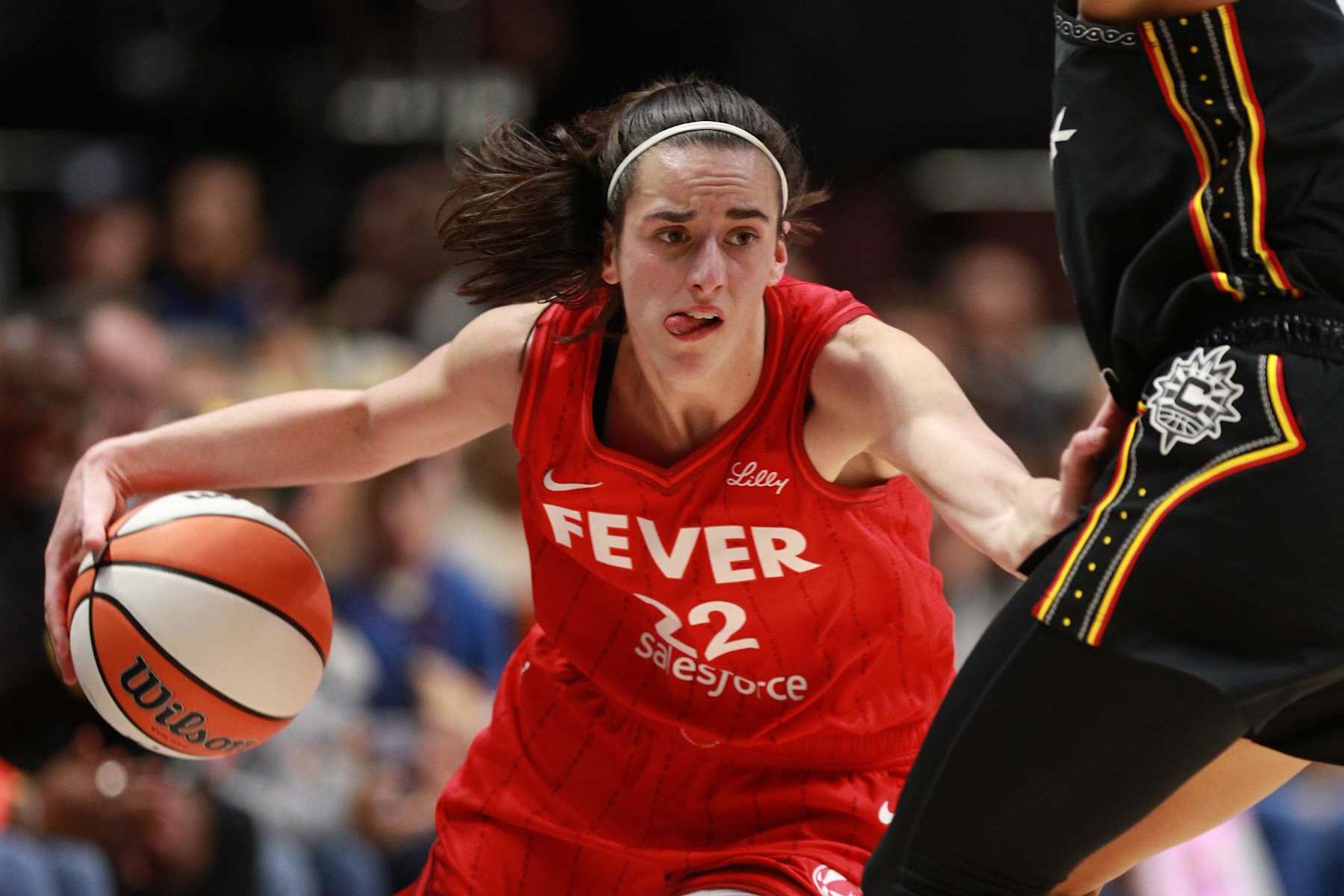 UNCASVILLE, CT - SEPTEMBER 25: Caitlin Clark #22 of the Indiana Fever drives to the basket during the game against the Connecticut Sun during Round 1 Game 2 of the 2024 WNBA Playoffs on September 25, 2024 at the Mohegan Sun Arena in Uncasville, Connecticut. NOTE TO USER: User expressly acknowledges and agrees that, by downloading and or using this photograph, User is consenting to the terms and conditions of the Getty Images License Agreement. Mandatory Copyright Notice: Copyright 2024 NBAE (Photo by Chris Marion/NBAE via Getty Images)