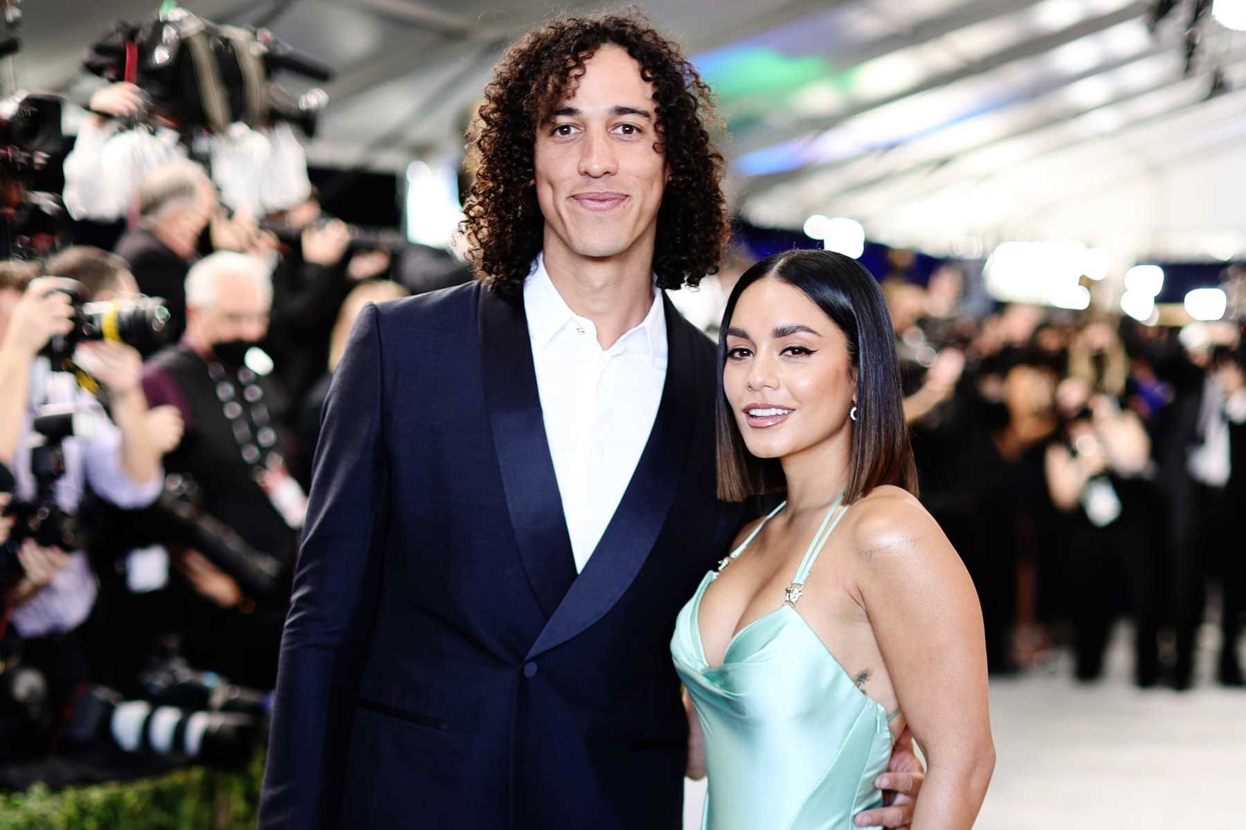 SANTA MONICA, CALIFORNIA - FEBRUARY 27: Cole Tucker and Vanessa Hudgens attend the 28th Screen Actors Guild Awards at Barker Hangar on February 27, 2022 in Santa Monica, California. 1184596 (Photo by Dimitrios Kambouris/Getty Images for WarnerMedia)