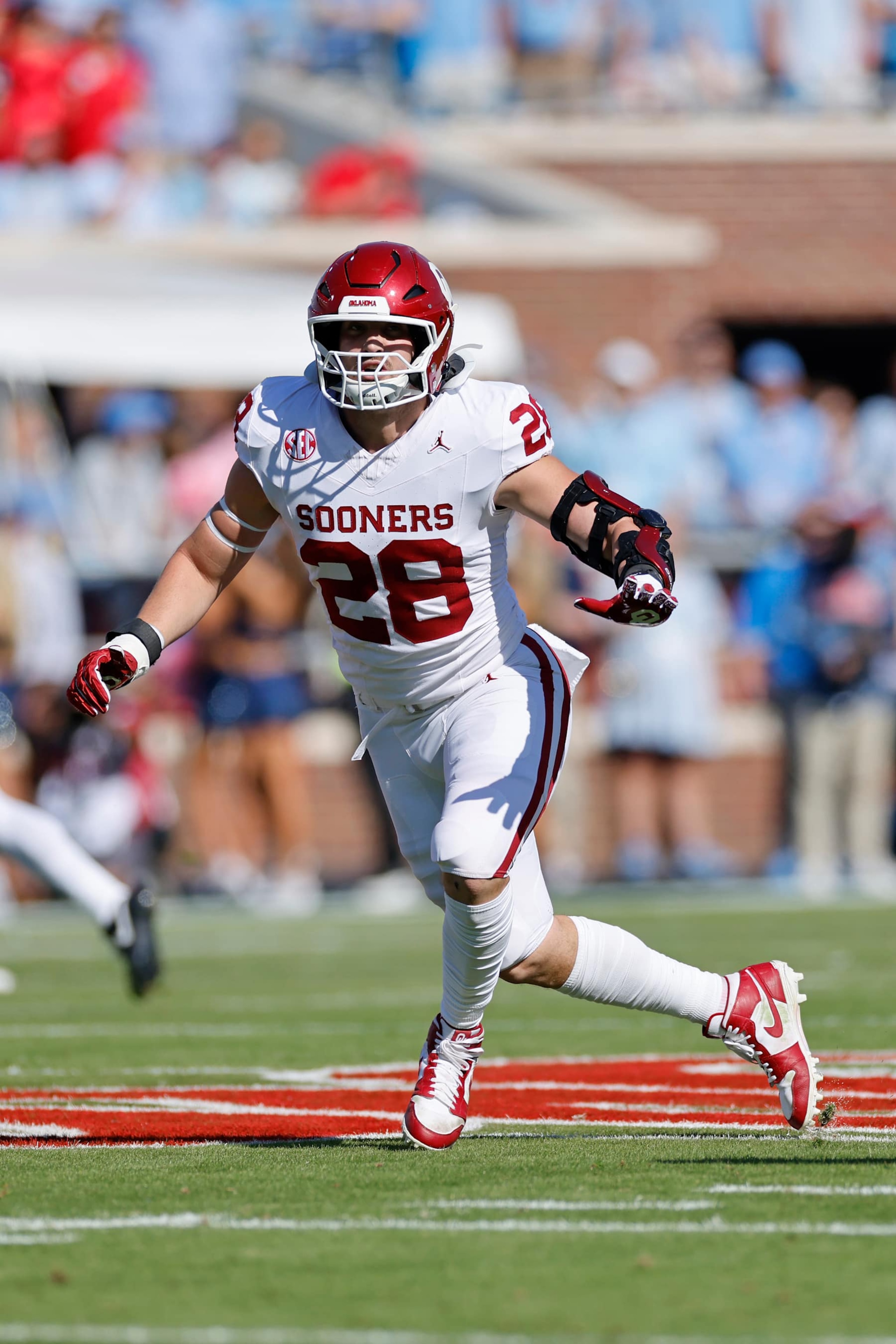 OXFORD, MS - OCTOBER 26: Oklahoma Sooners linebacker Danny Stutsman (28) pursues a play on defense during a college football game against the Mississippi Rebels on October 26, 2024 at Vaught-Hemingway Stadium in Oxford, Mississippi. (Photo by Joe Robbins/Icon Sportswire via Getty Images) OXFORD, MS - OCTOBER 26: Oklahoma Sooners linebacker Danny Stutsman (28) pursues a play on defense during a college football game against the Mississippi Rebels on October 26, 2024 at Vaught-Hemingway Stadium in Oxford, Mississippi. (Photo by Joe Robbins/Icon Sportswire via Getty Images)