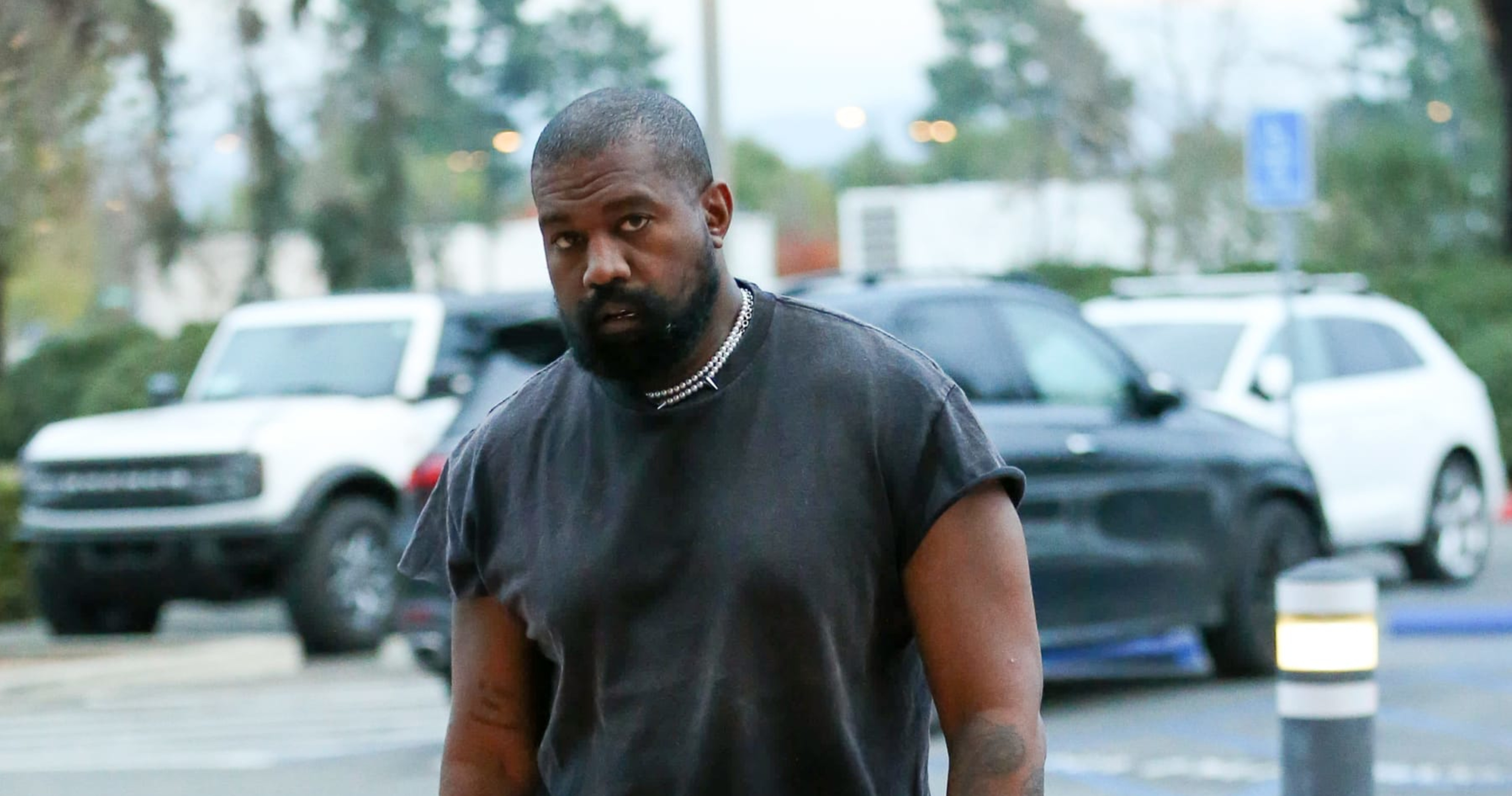 Kanye West's Rep Denies Rumor Taylor Swift Had Him Removed from Super ...