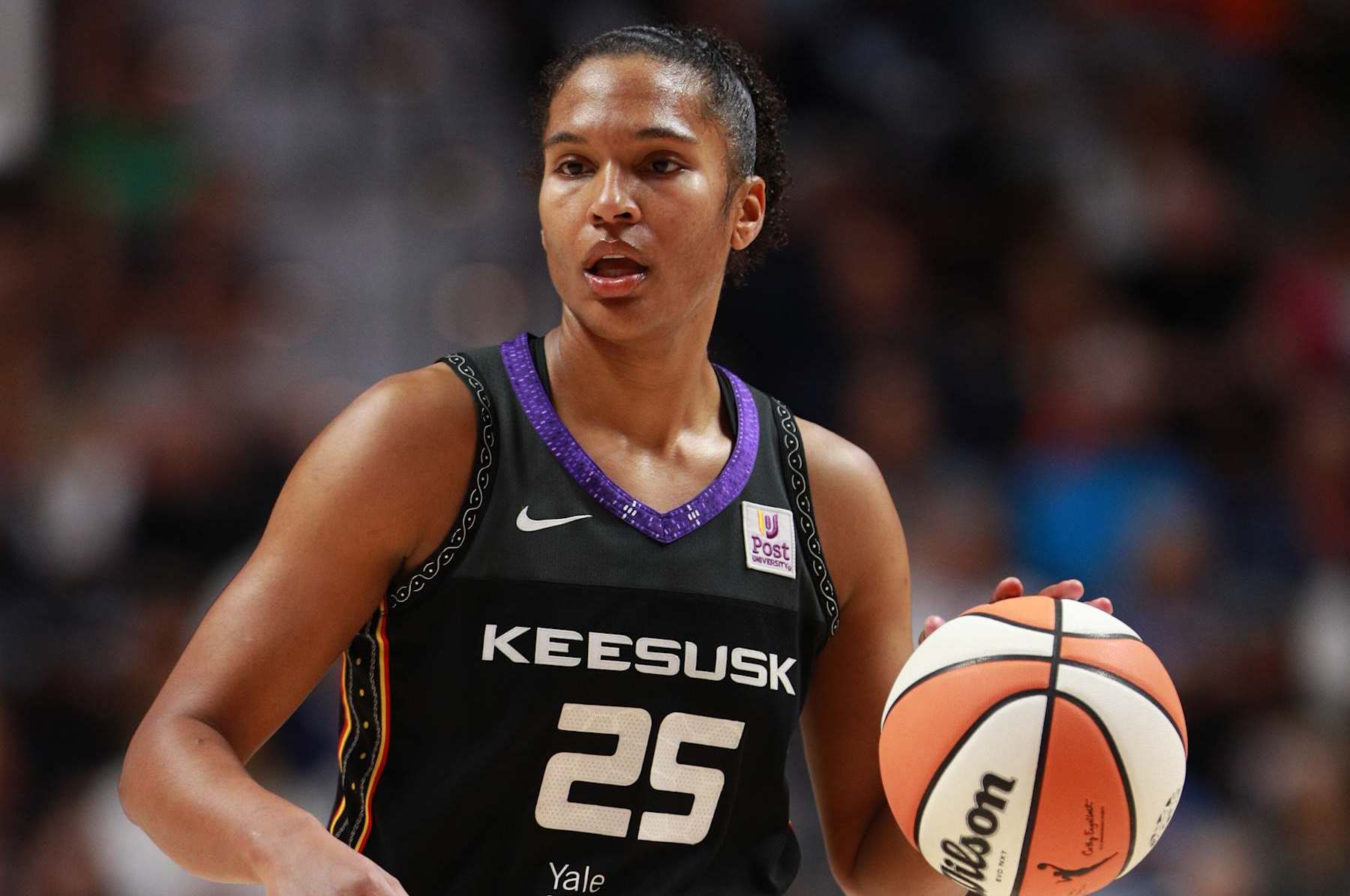 UNCASVILLE, CT - SEPTEMBER 25: Alyssa Thomas #25 of the Connecticut Sun dribbles the ball during the game against the Indiana Fever during Round 1 Game 2 of the 2024 WNBA Playoffs on September 25, 2024 at the Mohegan Sun Arena in Uncasville, Connecticut. NOTE TO USER: User expressly acknowledges and agrees that, by downloading and or using this photograph, User is consenting to the terms and conditions of the Getty Images License Agreement. Mandatory Copyright Notice: Copyright 2024 NBAE (Photo by Chris Marion/NBAE via Getty Images)