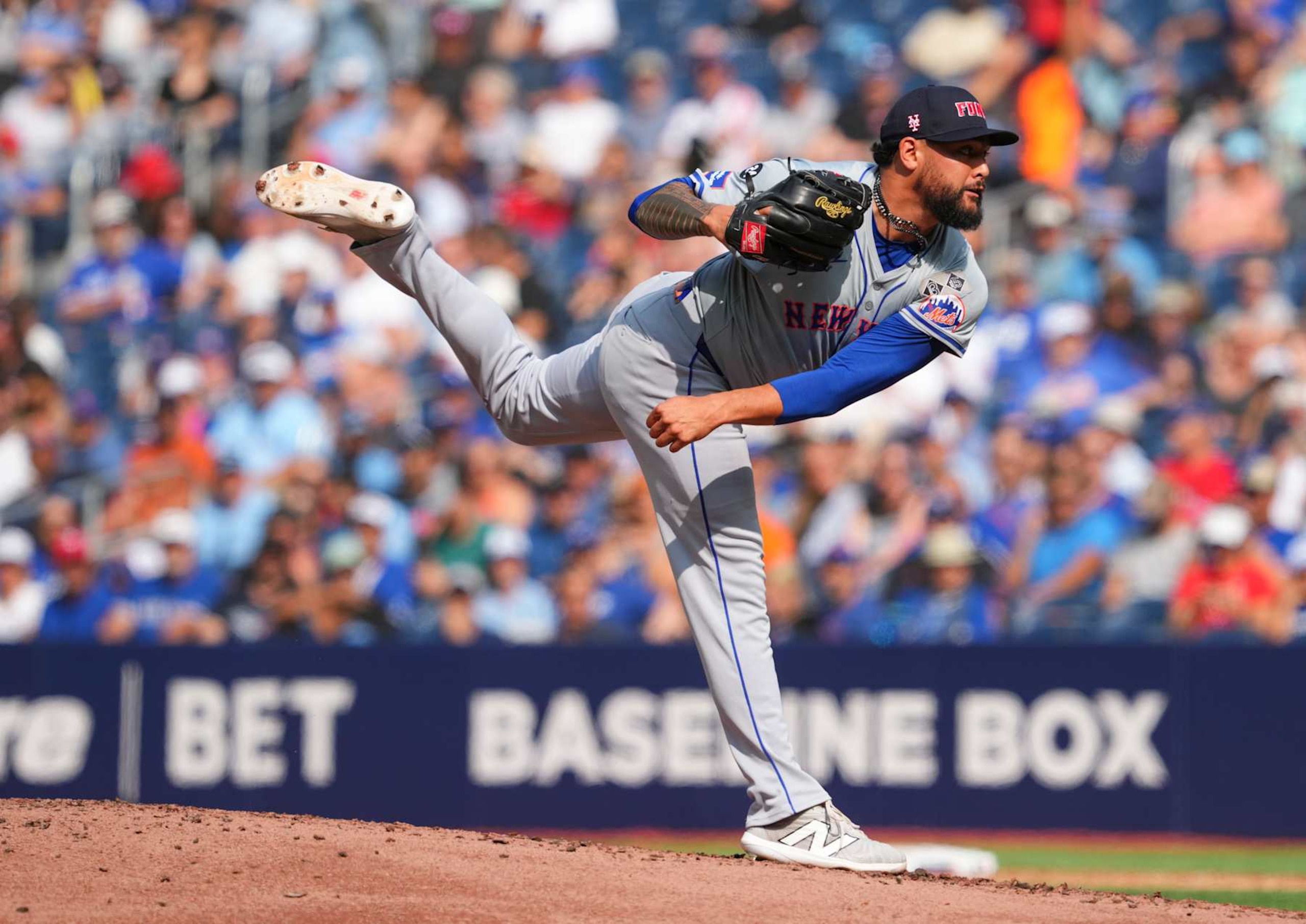 TORONTO, ON - SEPTEMBER 11: Sean Manaea #59 of the New York Mets pitches to the Toronto Blue Jays during the third inning in their MLB game at the Rogers Centre on September 11, 2024 in Toronto, Ontario, Canada. (Photo by Mark Blinch/Getty Images)