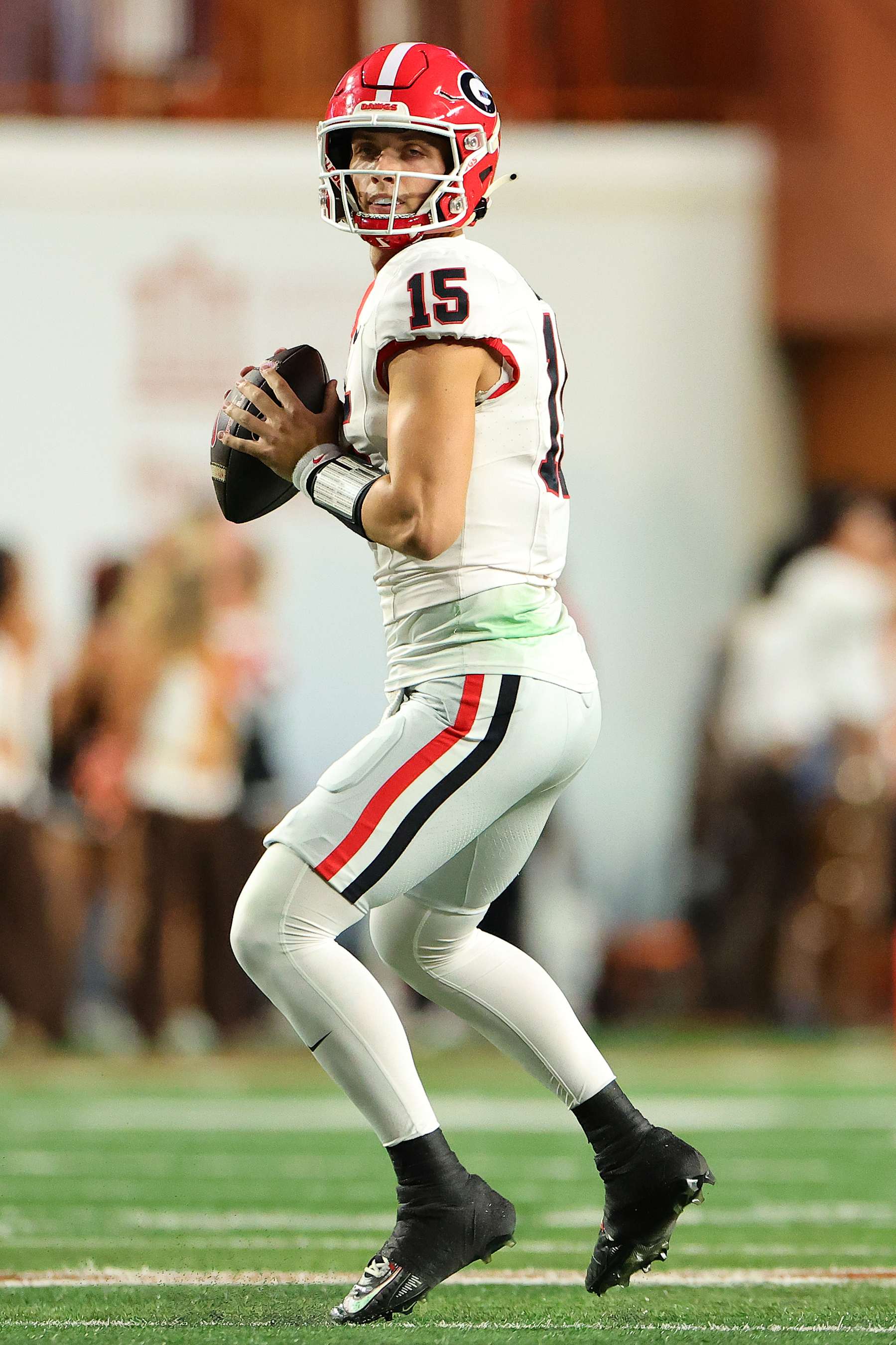 AUSTIN, TEXAS - OCTOBER 19: Carson Beck #15 of the Georgia Bulldogs looks to throw the ball during the first quarter against the Texas Longhorns at Darrell K Royal-Texas Memorial Stadium on October 19, 2024 in Austin, Texas. (Photo by Alex Slitz/Getty Images)