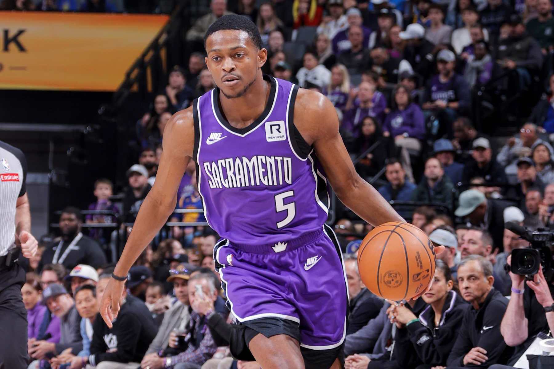 SACRAMENTO, CA - JANUARY 22: De'Aaron Fox #5 of the Sacramento Kings dribbles the ball during the game against the Golden State Warriors on January 22, 2025 at Golden 1 Center in Sacramento, California. NOTE TO USER: User expressly acknowledges and agrees that, by downloading and or using this Photograph, user is consenting to the terms and conditions of the Getty Images License Agreement. Mandatory Copyright Notice: Copyright 2025 NBAE (Photo by Rocky Widner/NBAE via Getty Images)