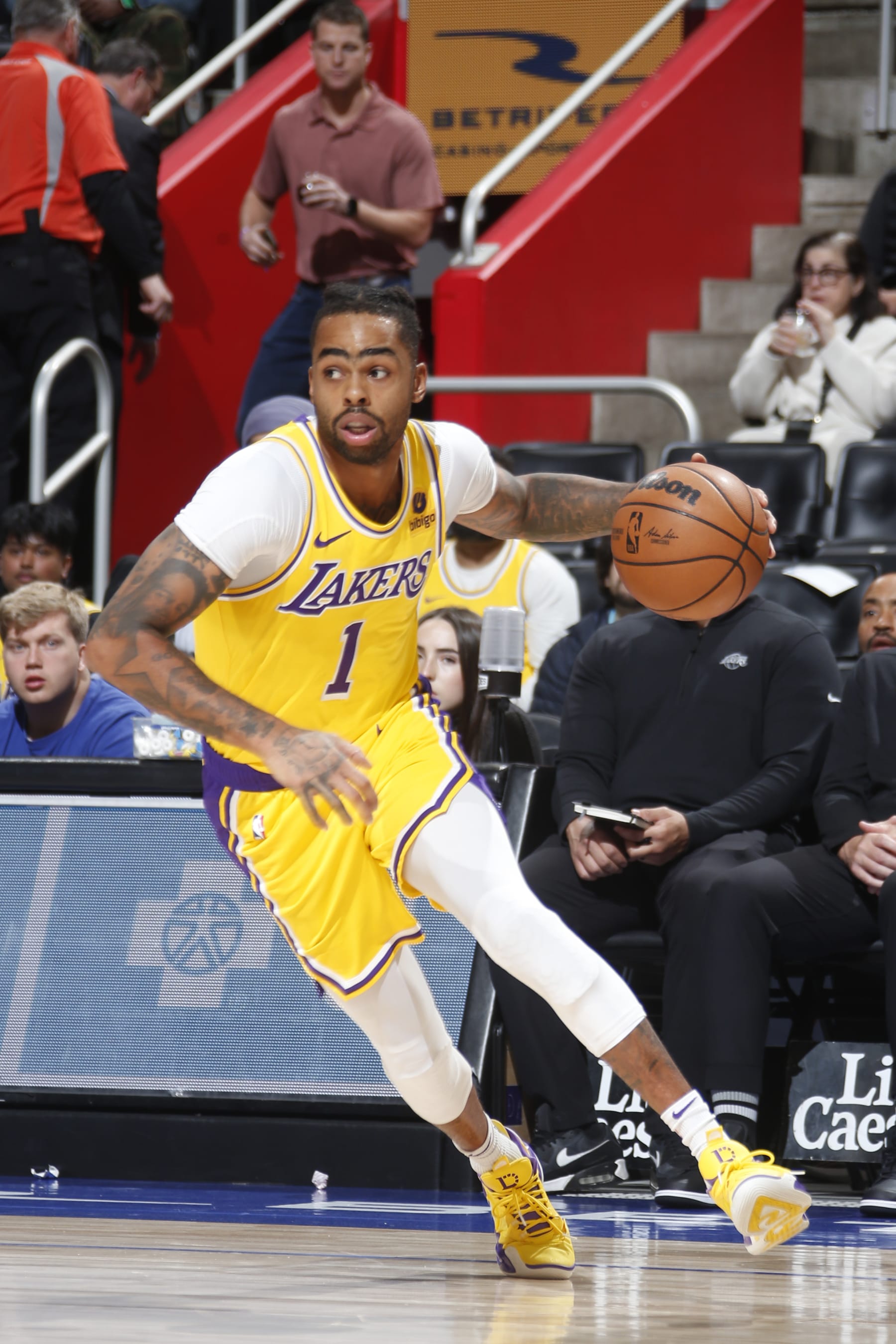 DETROIT, MI - NGÀY 29 THÁNG 11: D'Angelo Russell số 1 của Los Angeles Lakers xử lý bóng trong trận đấu với Detroit Pistons vào ngày 29 tháng 11 năm 2023 tại Little Caesars Arena ở Detroit, Michigan.  LƯU Ý CHO NGƯỜI DÙNG: Người dùng xác nhận và đồng ý rõ ràng rằng, bằng cách tải xuống và/hoặc sử dụng ảnh này, Người dùng đồng ý với các điều khoản và điều kiện của Thỏa thuận cấp phép Getty Images.  Thông báo bản quyền bắt buộc: Bản quyền 2023 NBAE (Ảnh của Brian Sevald/NBAE qua Getty Images)