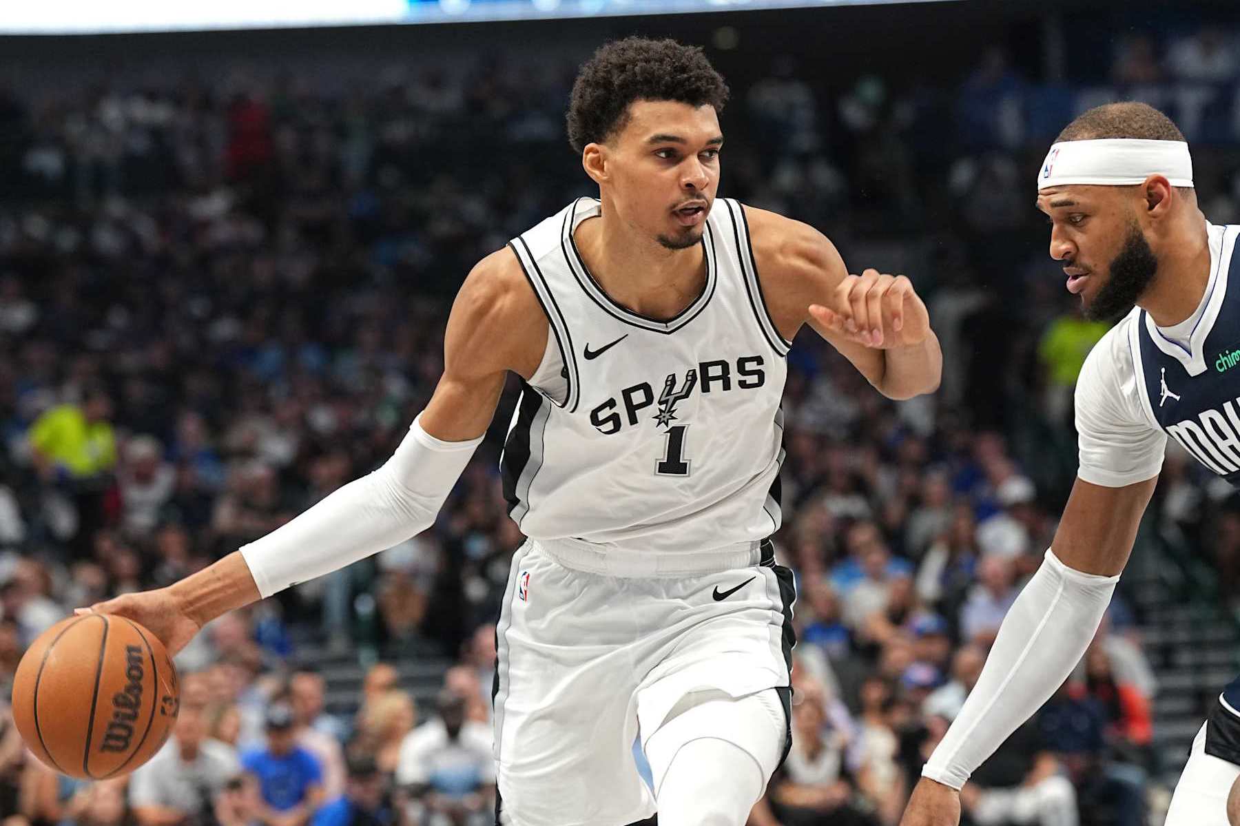 DALLAS, TX - OCTOBER 24: Victor Wembanyama #1 of the San Antonio Spurs handles the ball during the game against the Dallas Mavericks on October 24, 2024 at the American Airlines Center in Dallas, Texas. NOTE TO USER: User expressly acknowledges and agrees that, by downloading and or using this photograph, User is consenting to the terms and conditions of the Getty Images License Agreement. Mandatory Copyright Notice: Copyright 2024 NBAE (Photo by Glenn James/NBAE via Getty Images)