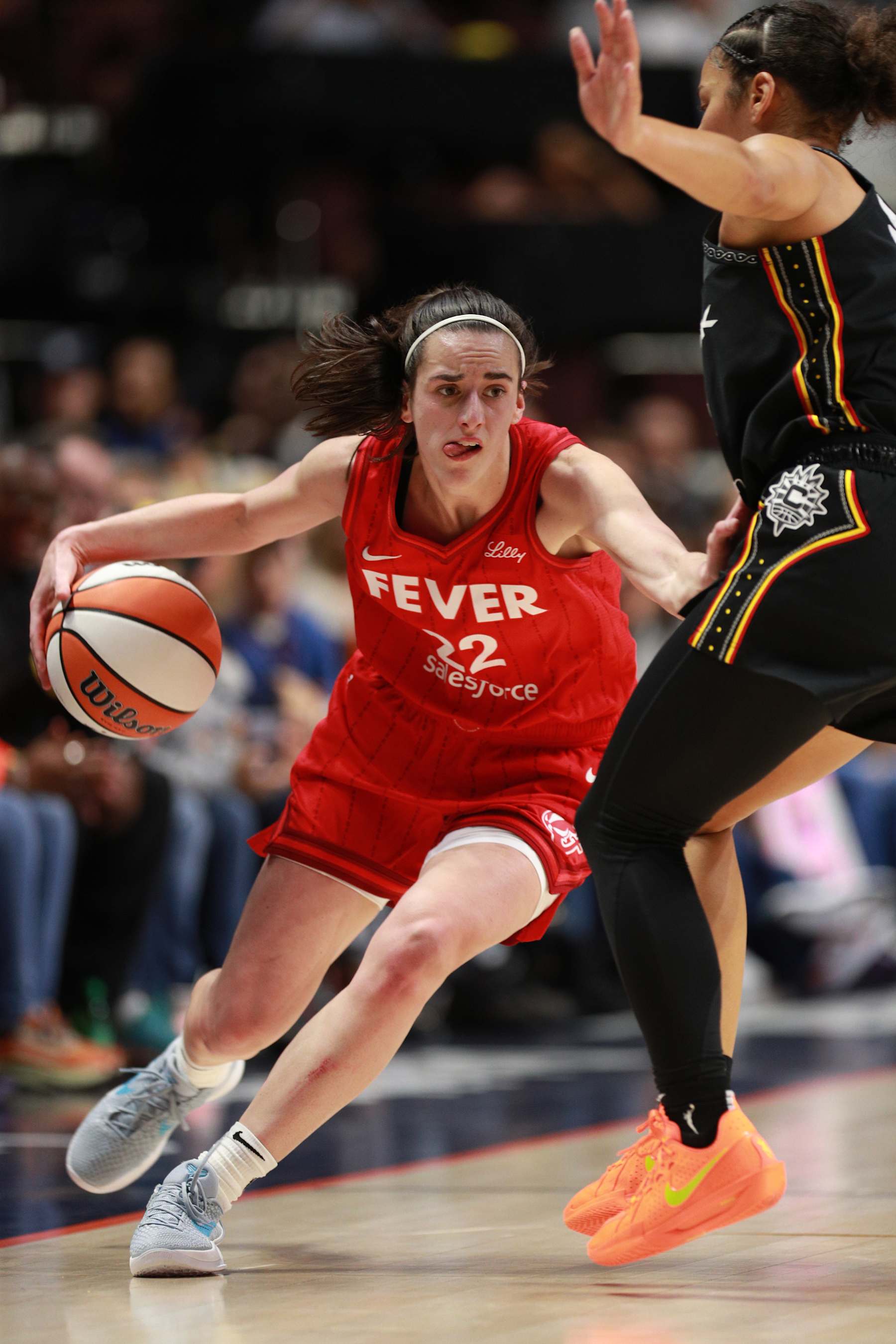 UNCASVILLE, CT - SEPTEMBER 25: Caitlin Clark #22 of the Indiana Fever drives to the basket during the game against the Connecticut Sun during Round 1 Game 2 of the 2024 WNBA Playoffs on September 25, 2024 at the Mohegan Sun Arena in Uncasville, Connecticut. NOTE TO USER: User expressly acknowledges and agrees that, by downloading and or using this photograph, User is consenting to the terms and conditions of the Getty Images License Agreement. Mandatory Copyright Notice: Copyright 2024 NBAE (Photo by Chris Marion/NBAE via Getty Images)