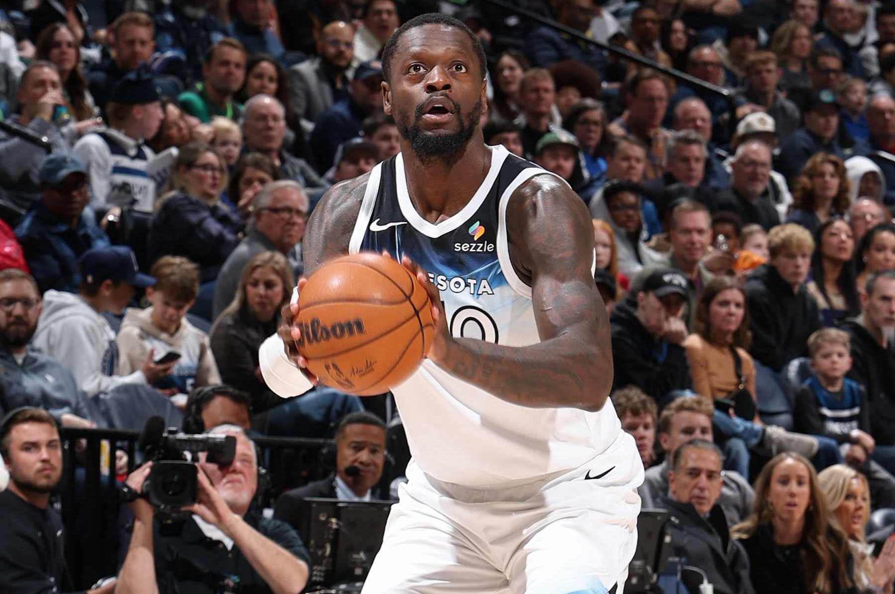 MINNEAPOLIS, MN - JANUARY 25: Julius Randle #30 of the Minnesota Timberwolves three point basket during the game against the Denver Nuggets on January 25, 2025 at Target Center in Minneapolis, Minnesota. NOTE TO USER: User expressly acknowledges and agrees that, by downloading and or using this Photograph, user is consenting to the terms and conditions of the Getty Images License Agreement. Mandatory Copyright Notice: Copyright 2025 NBAE(Photo by David Sherman/NBAE via Getty Images)
