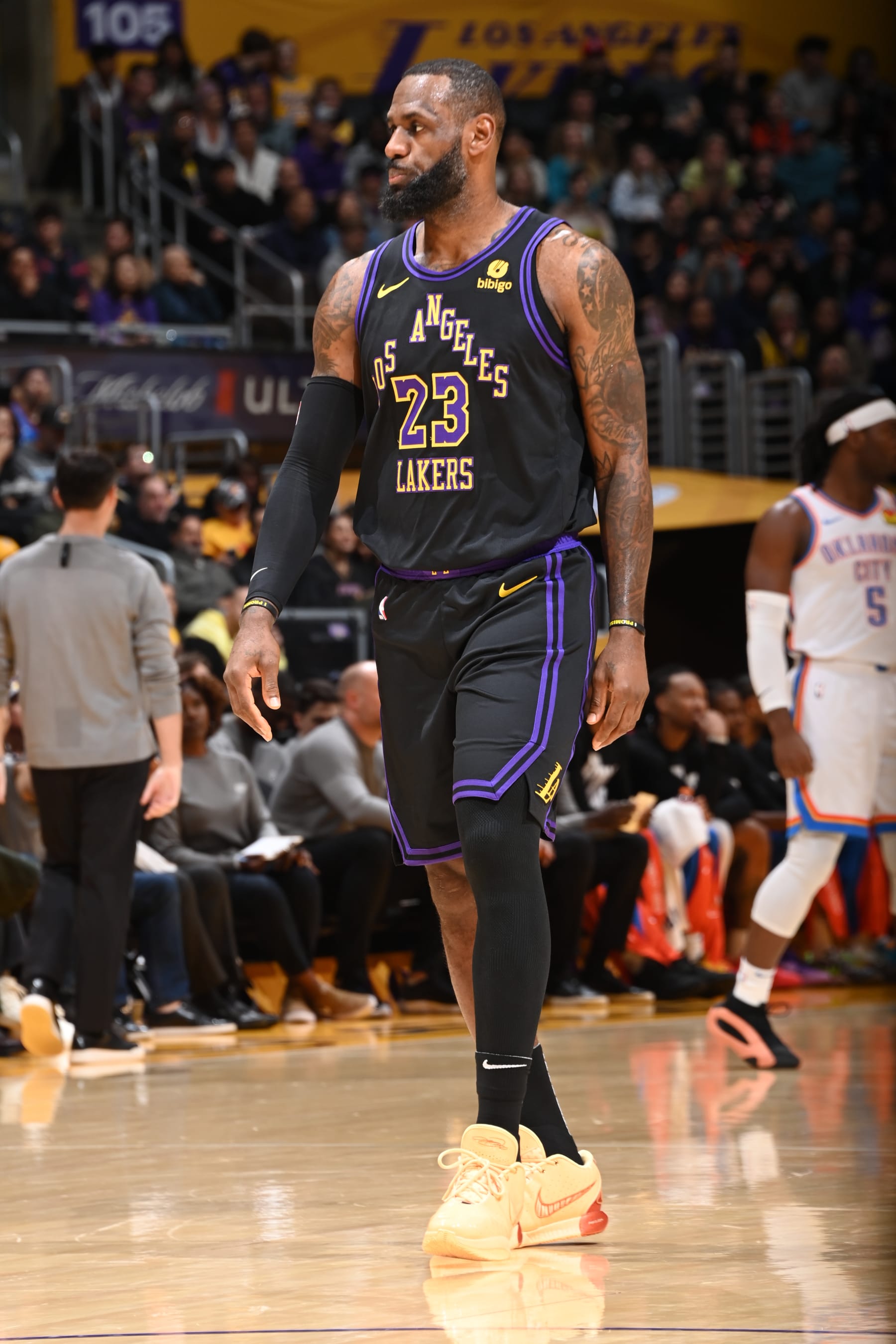 Nba Fan Ejected After Hugging Lebron James On Video During Lakers Game Nba Fan Ejected After Hugging Lebron James On Video During Lakers Game