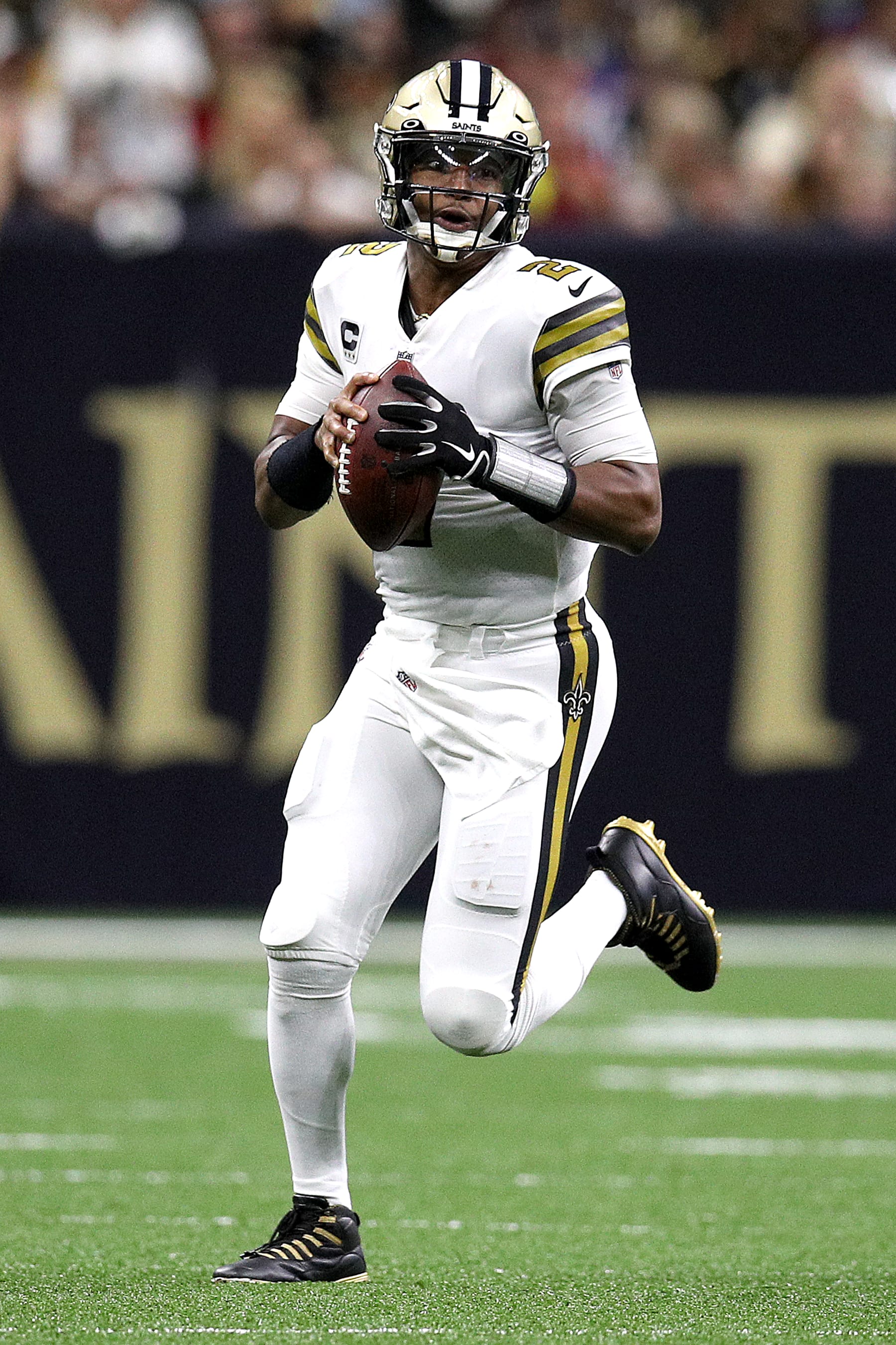 NEW ORLEANS, LOUISIANA - OCTOBER 31: Jameis Winston #2 of the New Orleans Saints looks to pass during a NFL game against the Tampa Bay Buccaneers at Caesars Superdome on October 31, 2021 in New Orleans, Louisiana. (Photo by Sean Gardner/Getty Images)