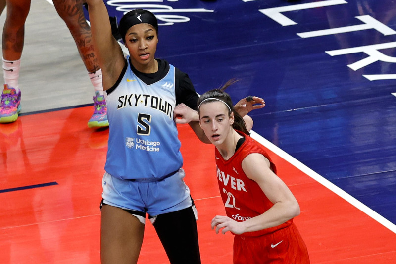 INDIANAPOLIS, IN - JUNE 01: Chicago Sky forward Angel Reese (5) is guarded by Indiana Fever guard Caitlin Clark (22) on June 1, 2024, at Gainbridge Fieldhouse in Indianapolis, Indiana. (Photo by Brian Spurlock/Icon Sportswire via Getty Images)