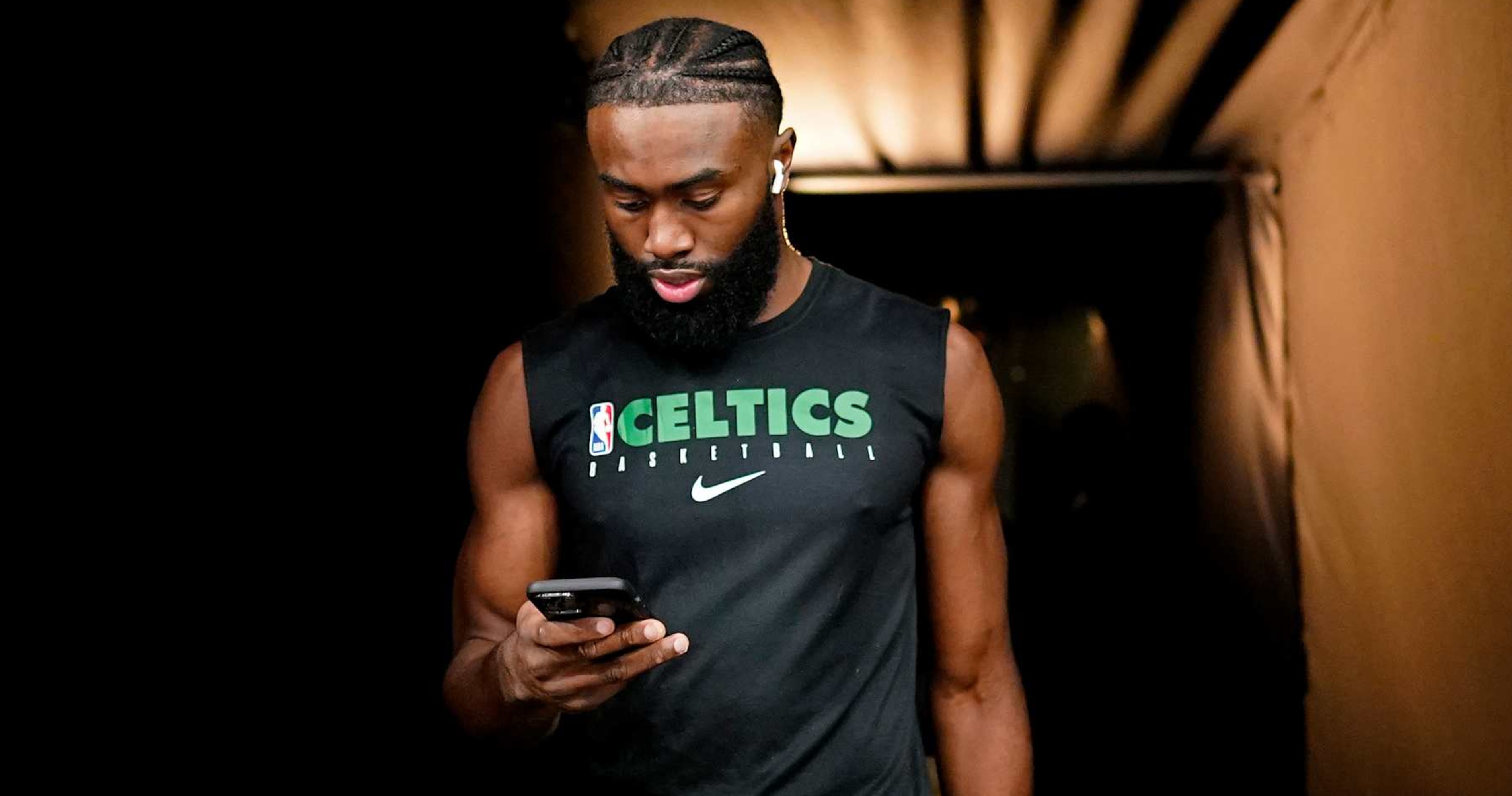 Report: NBA Rule Change Will Prevent Cell Phone Use for Players, Coaches During Games