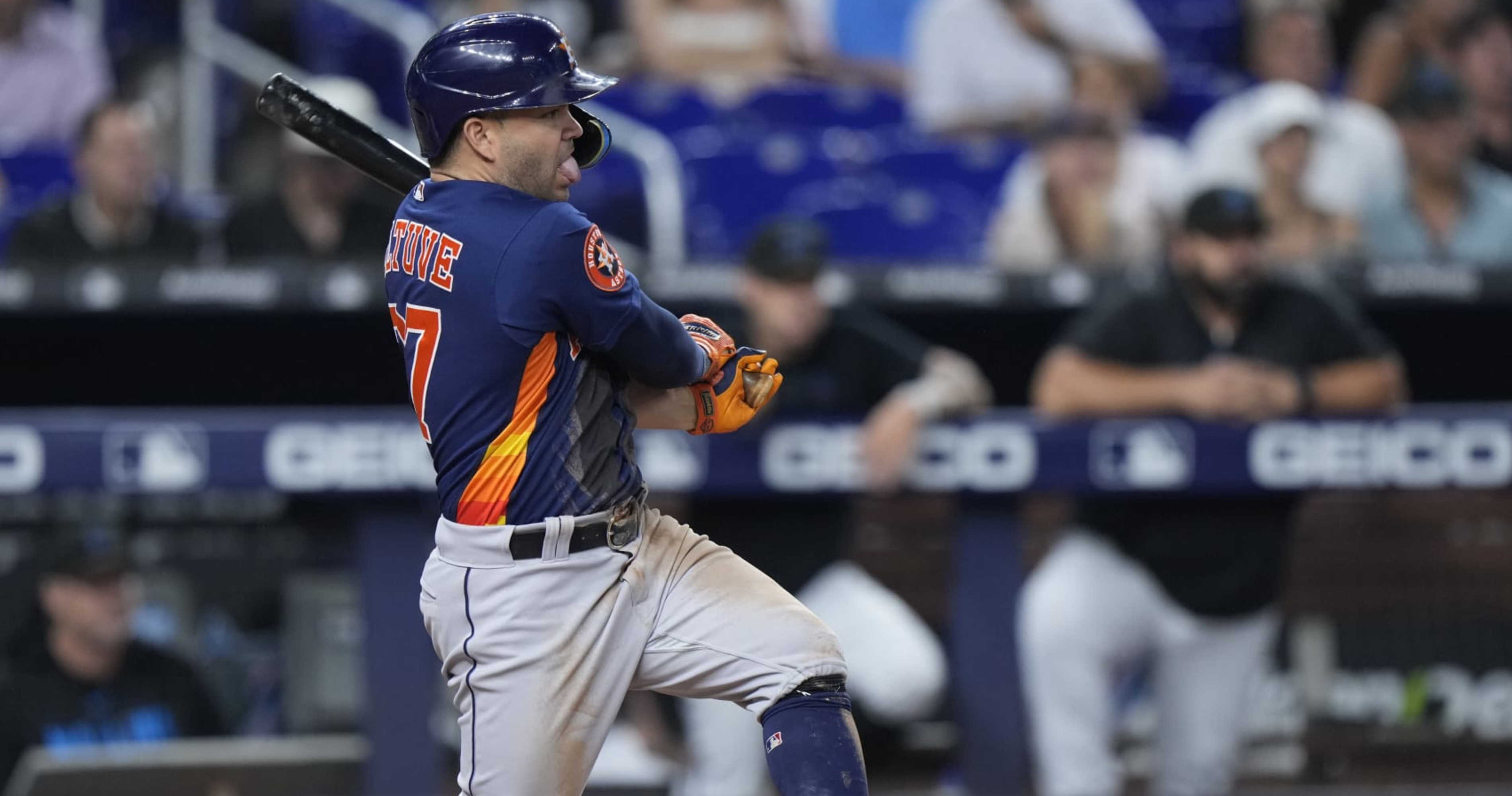 Astros' Jose Altuve Exits with Leg Injury After Fouling Pitch off