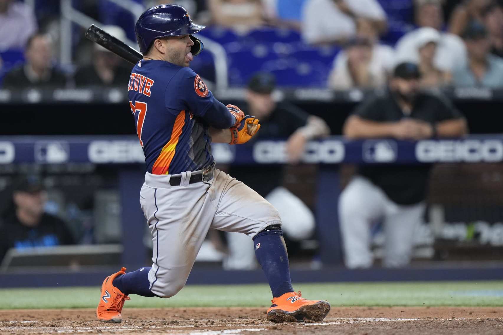 Astros' Altuve leaves shortly after getting hit by pitch