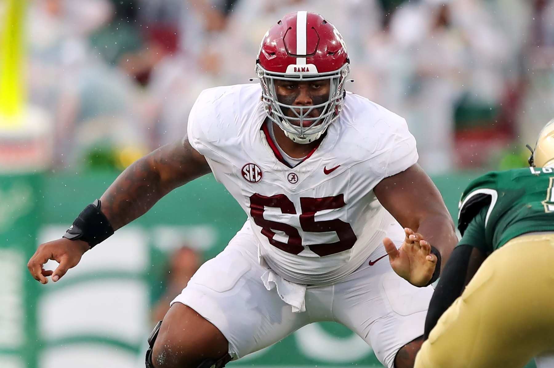 TAMPA, FL - SEPTEMBER 16: Alabama Offensive Lineman JC Latham (65) pass blocks during the College Football game between the Alabama Crimson Tide and the South Florida Bulls on September 16, 2023 at Raymond James Stadium in Tampa, FL. (Photo by Cliff Welch/Icon Sportswire via Getty Images)