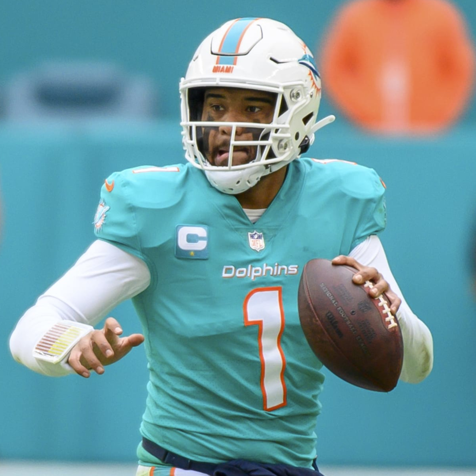 Another Dolphins Quarterback Exits With a Head Injury - The New York Times
