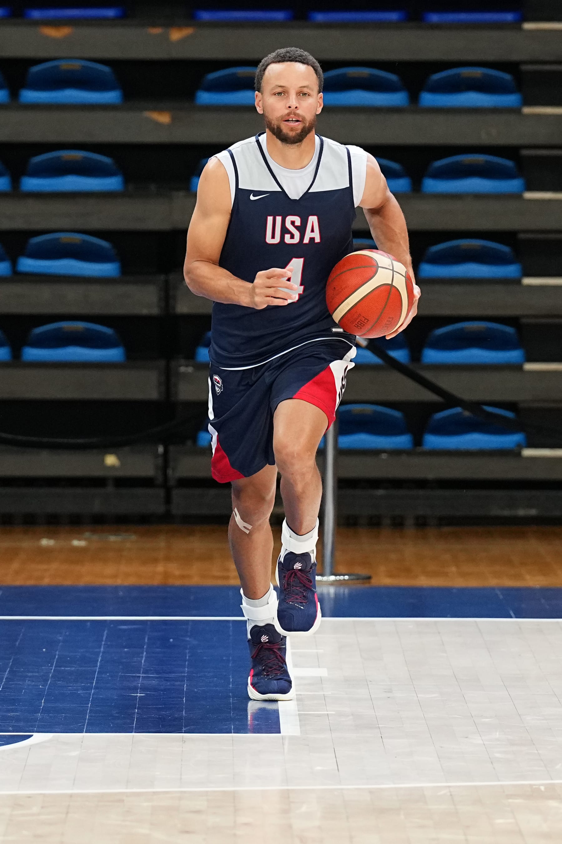 Video Stephen Curry Trades 2024 Olympic Pins with Team USA During