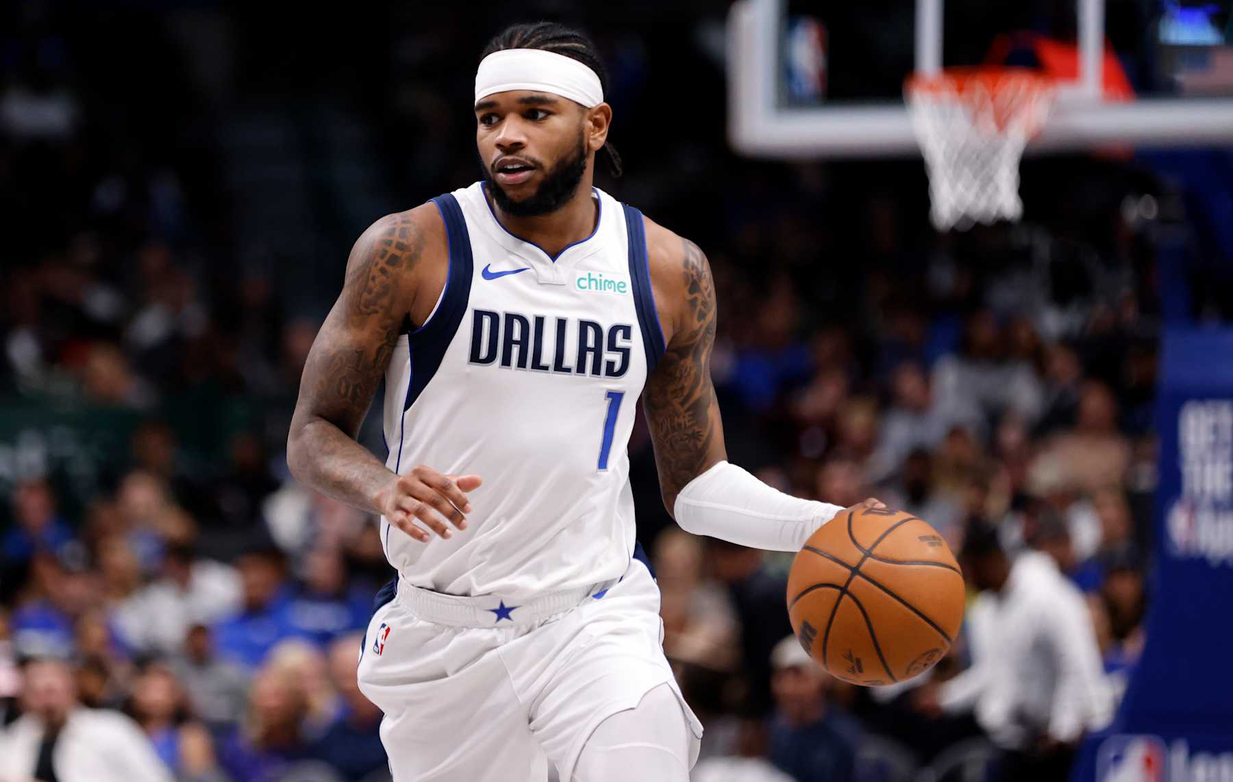 DALLAS, TX -OCTOBER 17: Jaden Hardy #1 of the Dallas Mavericks handles the ball against the Milwaukee Bucks in the second half of an NBA pre-season game at American Airlines Center on October 17, 2024 in Dallas, Texas. NOTE TO USER: User expressly acknowledges and agrees that, by downloading and or using this photograph, User is consenting to the terms and conditions of the Getty Images License Agreement. (Photo by Ron Jenkins/Getty Images)