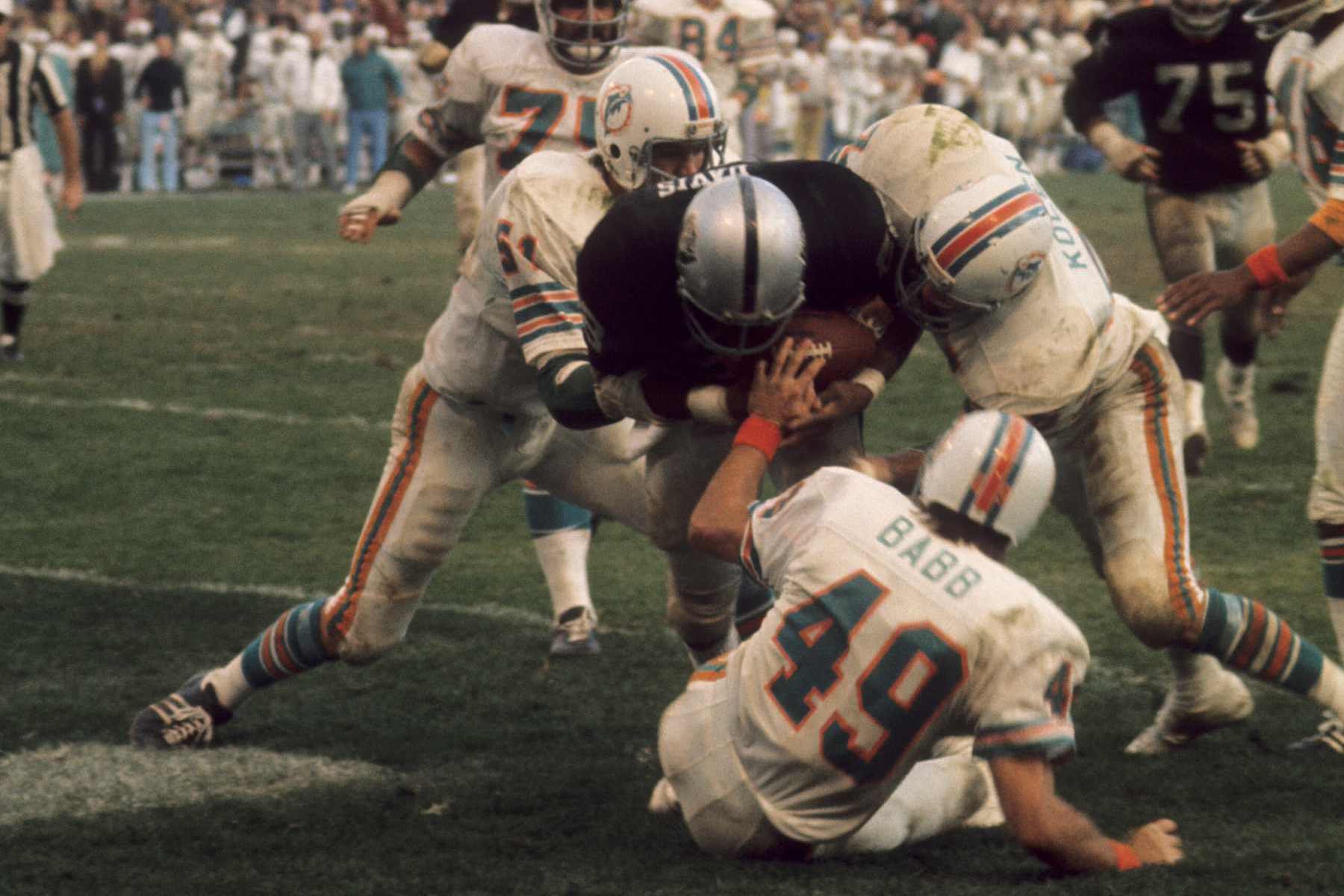 Football: AFC Championship: Oakland Raiders Clarence Davis (28) in action, scoring game winning touchdown with catch vs Miami Dolphins at Oakland-Alameda County Coliseum. Oakland, CA 12/21/1974 The Sea of Hands Play. CREDIT: Fred Kaplan (Photo by /Sports Illustrated via Getty Images)(Set Number: X19201 )
