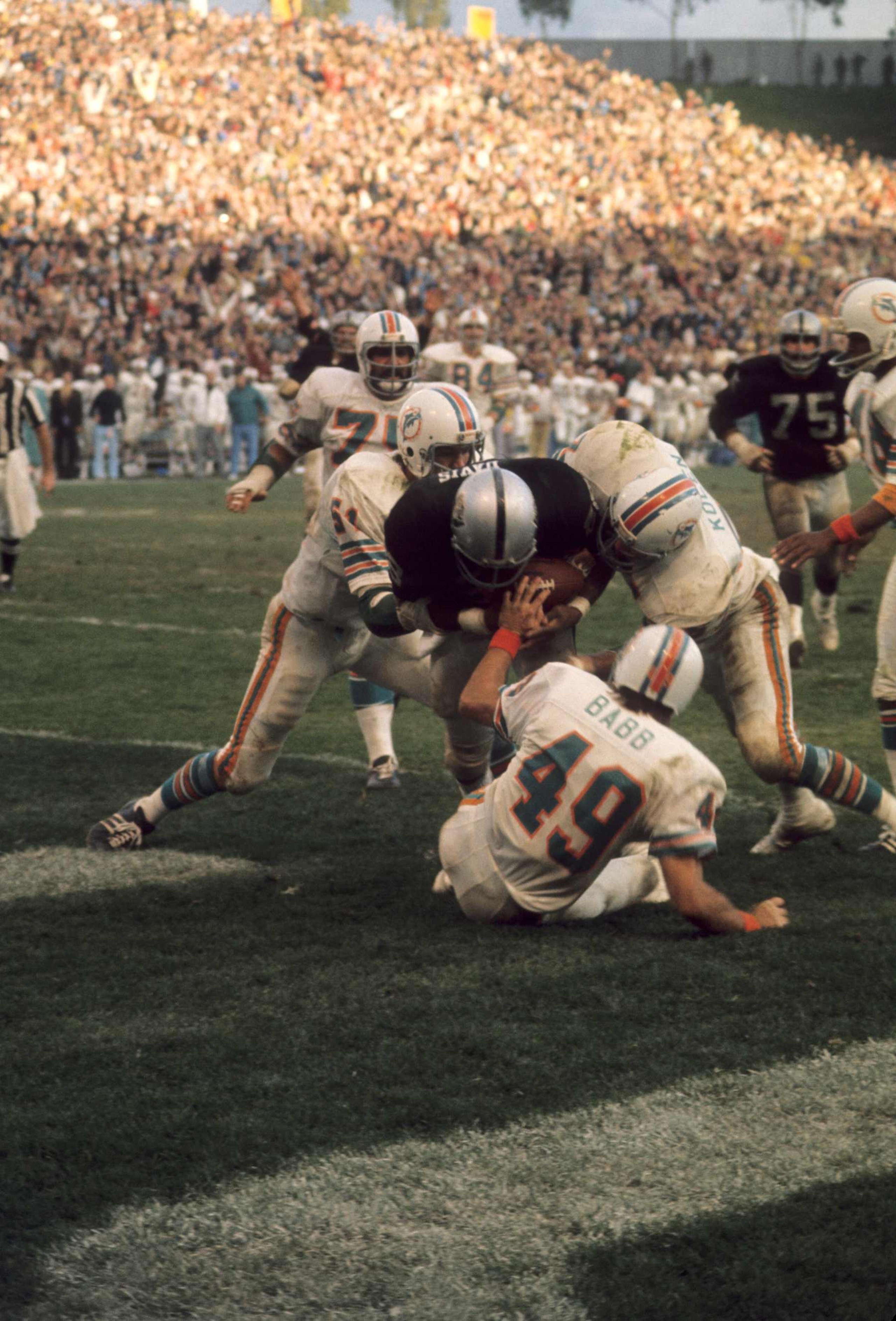 Football: AFC Championship: Oakland Raiders Clarence Davis (28) in action, scoring game winning touchdown with catch vs Miami Dolphins at Oakland-Alameda County Coliseum. Oakland, CA 12/21/1974 The Sea of Hands Play. CREDIT: Fred Kaplan (Photo by  /Sports Illustrated via Getty Images)(Set Number: X19201 )