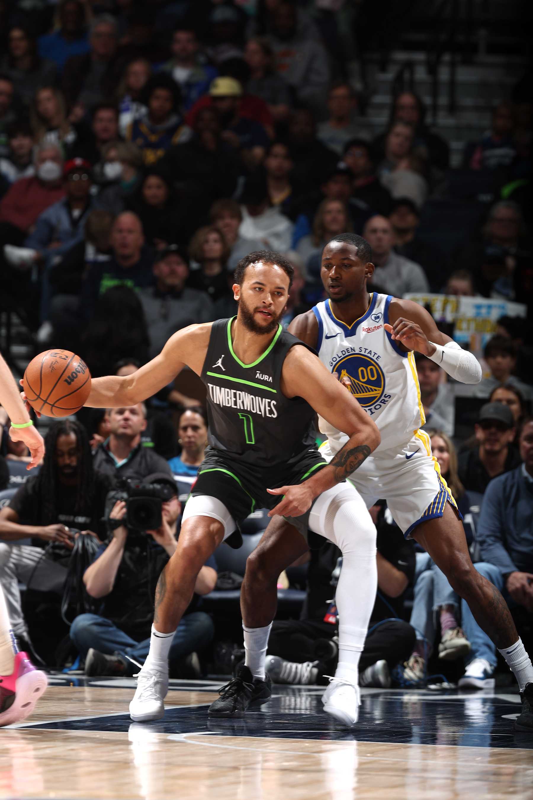 MINNEAPOLIS, MN -  MARCH 24: Kyle Anderson #1 of the Minnesota Timberwolves handles the ball during the game against the Golden State Warriors on March 24, 2024 at Target Center in Minneapolis, Minnesota. NOTE TO USER: User expressly acknowledges and agrees that, by downloading and or using this Photograph, user is consenting to the terms and conditions of the Getty Images License Agreement. Mandatory Copyright Notice: Copyright 2024 NBAE (Photo by David Sherman/NBAE via Getty Images)