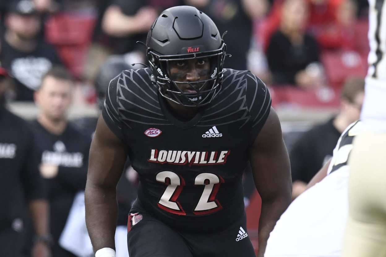 LOUISVILLE, KY - OCTOBER 29: Louisville Cardinals linebacker Yasir Abdullah (22) lines up across from Wake Forest Demon Deacons quarterback Sam Hartman (10) during the college football game between the Wake Forest Demon Deacons and the Louisville Cardinals on October 29, 2022, at Cardinal Stadium in Louisville, Kentucky. (Photo by Michael Allio/Icon Sportswire via Getty Images)