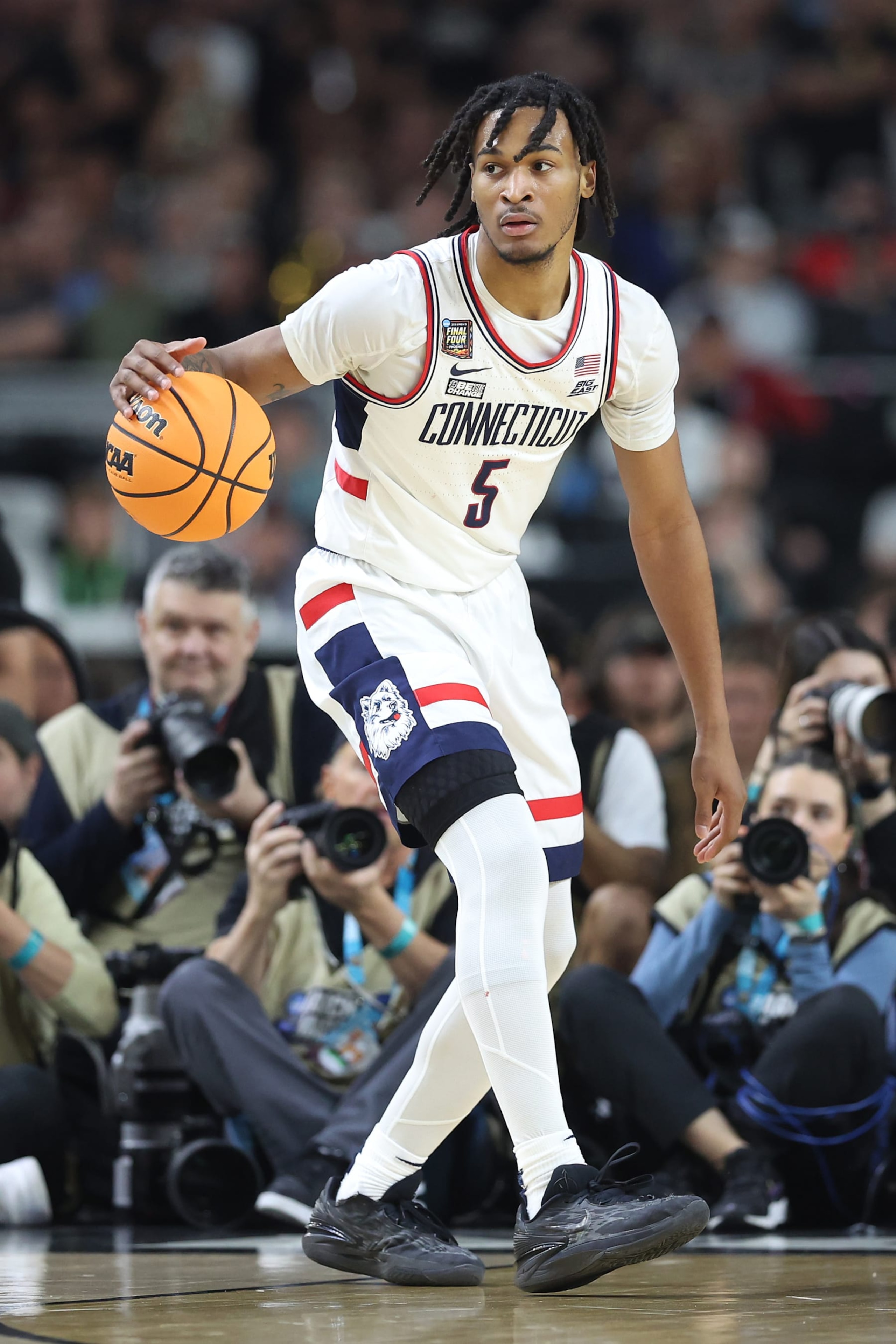 GLENDALE, ARIZONA - APRIL 08: Stephon Castle #5 of the Connecticut Huskies dribbles the ball in the first half against the Purdue Boilermakers during the NCAA Men's Basketball Tournament National Championship game at State Farm Stadium on April 08, 2024 in Glendale, Arizona. (Photo by Christian Petersen/Getty Images) GLENDALE, ARIZONA - APRIL 08: Stephon Castle #5 of the Connecticut Huskies dribbles the ball in the first half against the Purdue Boilermakers during the NCAA Men's Basketball Tournament National Championship game at State Farm Stadium on April 08, 2024 in Glendale, Arizona. (Photo by Christian Petersen/Getty Images)