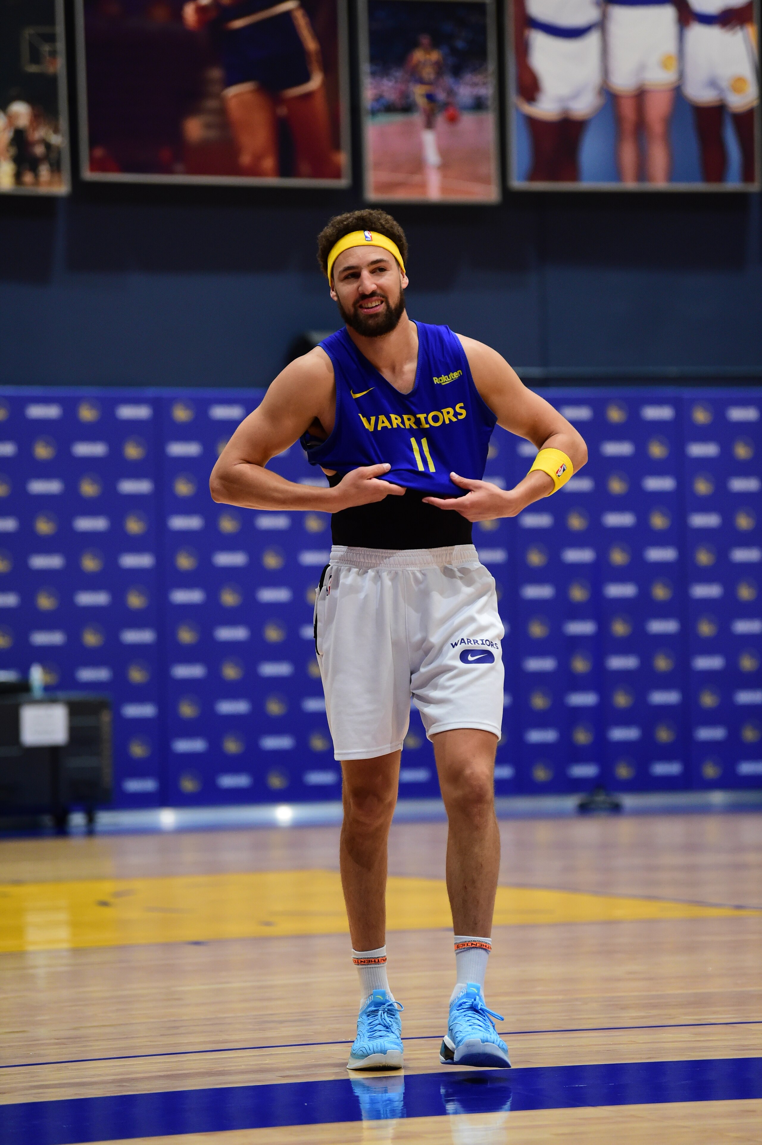 SAN FRANCISCO, CA - OCTOBER 7: Klay Thompson #11 of the Golden State Warriors looks on during an open practice on October 7, 2021 at the Oracle Performance Center in San Francisco, California. NOTE TO USER: User expressly acknowledges and agrees that, by downloading and or using this photograph, User is consenting to the terms and conditions of the Getty Images License Agreement. Mandatory Copyright Notice: Copyright 2021 NBAE (Photo by Noah Graham/NBAE via Getty Images)