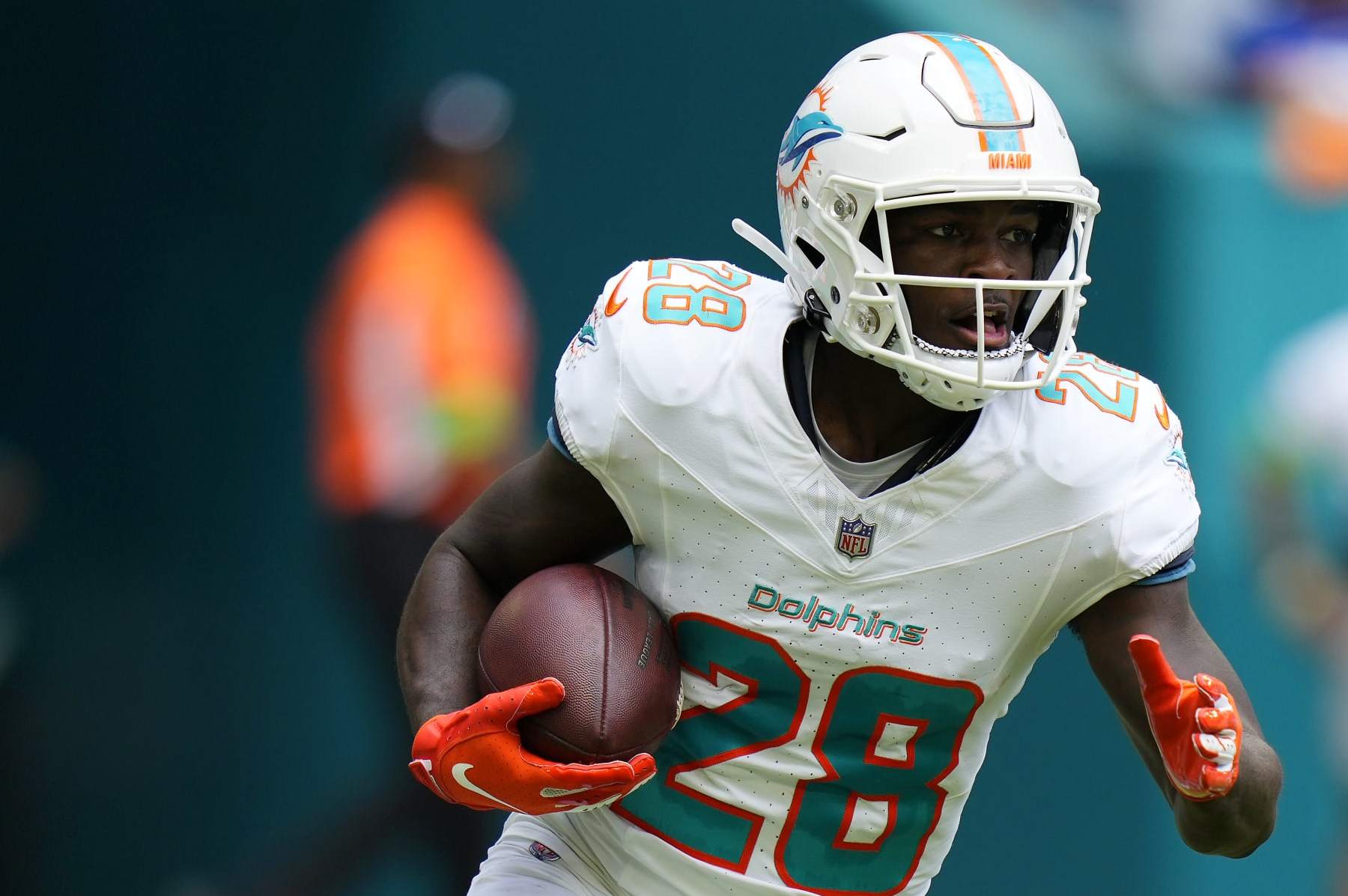 MIAMI GARDENS, FLORIDA - OCTOBER 08: De'Von Achane #28 of the Miami Dolphins runs the ball against the New York Giants during the first quarter at Hard Rock Stadium on October 08, 2023 in Miami Gardens, Florida. (Photo by Rich Storry/Getty Images)