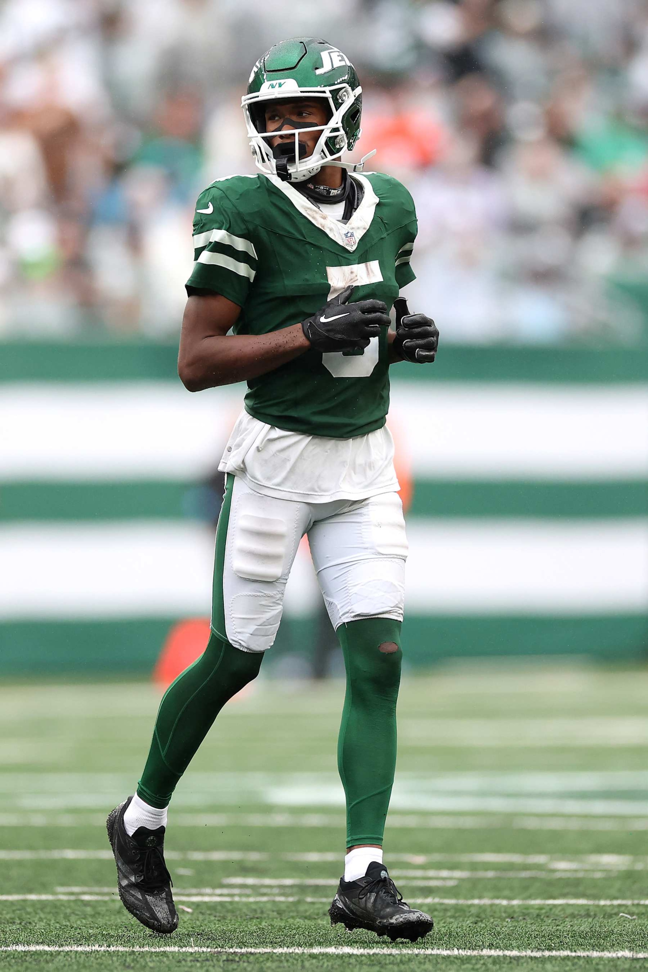 EAST RUTHERFORD, NEW JERSEY - SEPTEMBER 29: Garrett Wilson #5 of the New York Jets in action against the Denver Broncos at MetLife Stadium on September 29, 2024 in East Rutherford, New Jersey. (Photo by Luke Hales/Getty Images)