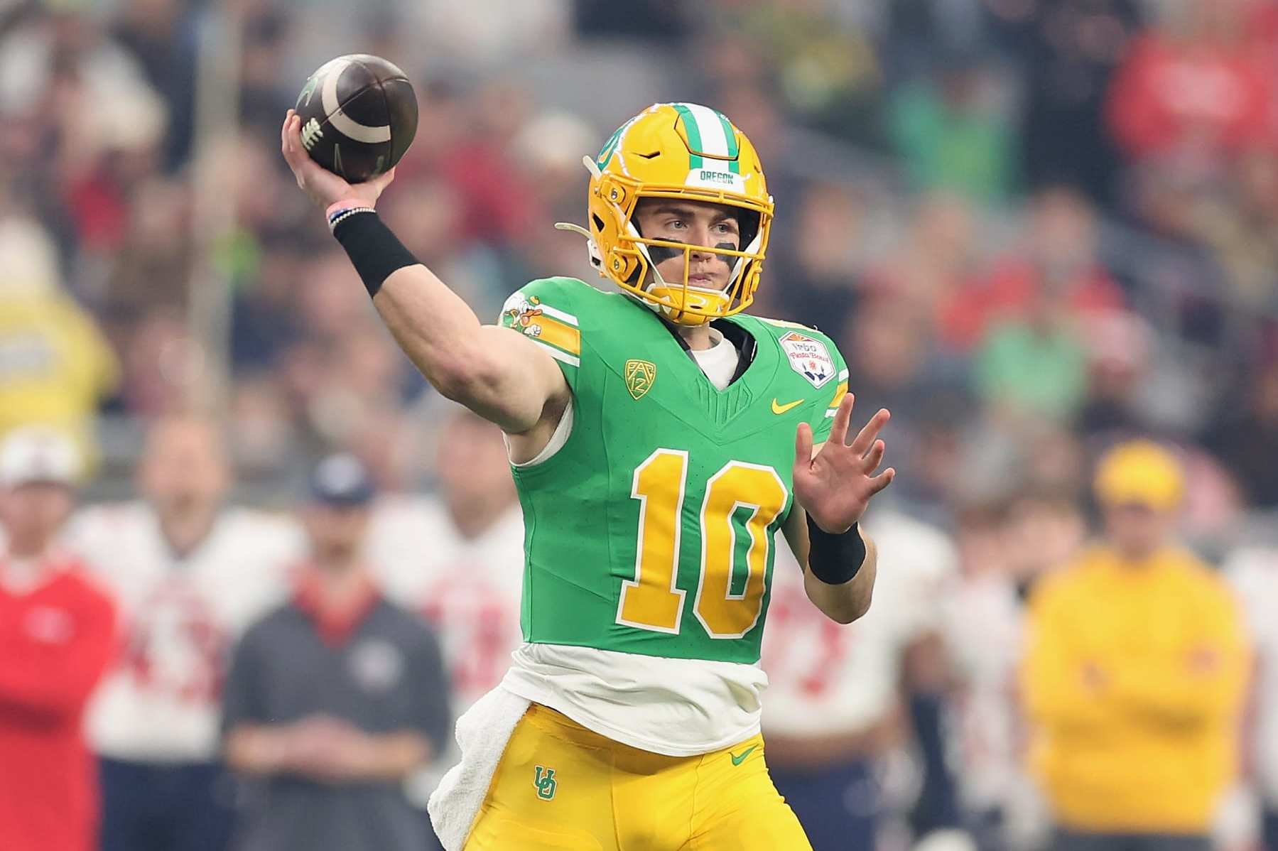 GLENDALE, ARIZONA - JANUARY 01: Quarterback Bo Nix #10 of the Oregon Ducks throws a pass during the first half of the Fiesta Bowl against the Liberty Flames at State Farm Stadium on January 01, 2024 in Glendale, Arizona. (Photo by Christian Petersen/Getty Images)