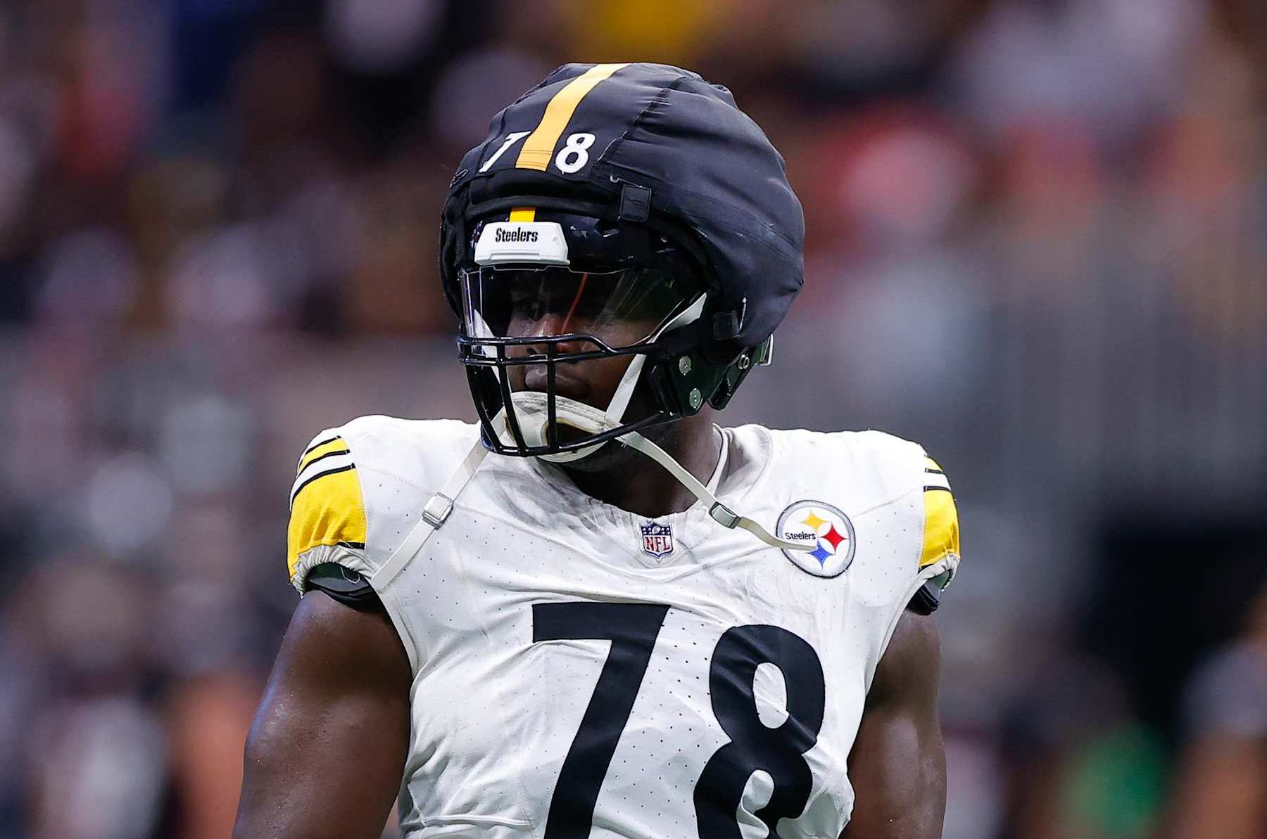 ATLANTA, GEORGIA - SEPTEMBER 8: James Daniels #78 of the Pittsburgh Steelers wears a guardian cap during the fourth quarter against the Atlanta Falcons at Mercedes-Benz Stadium on September 8, 2024 in Atlanta, Georgia. (Photo by Todd Kirkland/Getty Images)